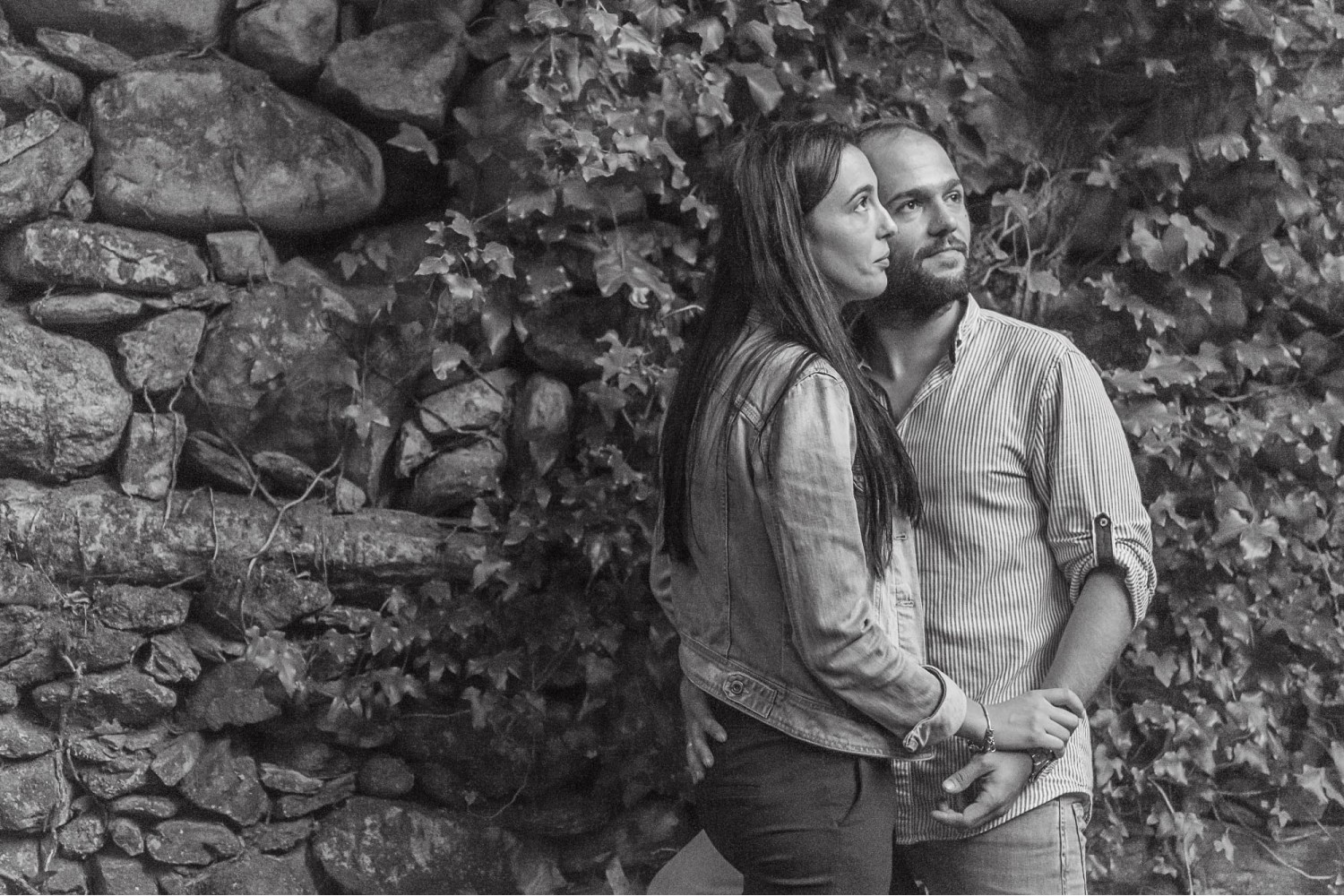 Soraia e Ricardo de mãos dadas encostados a parede