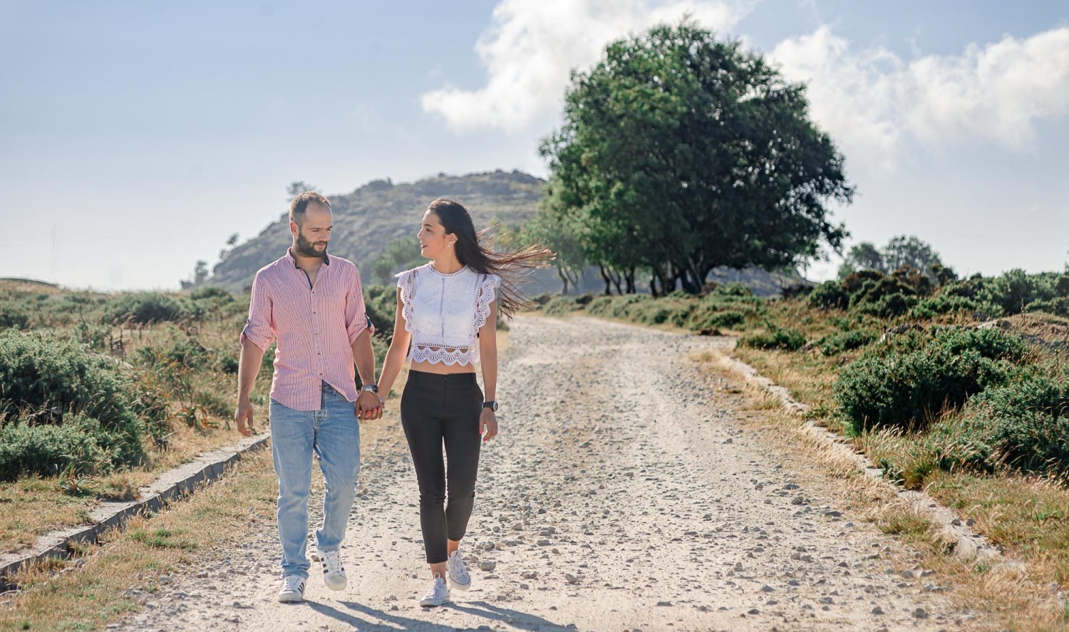 Ricardo e Soraia a conversarem enquanto caminham