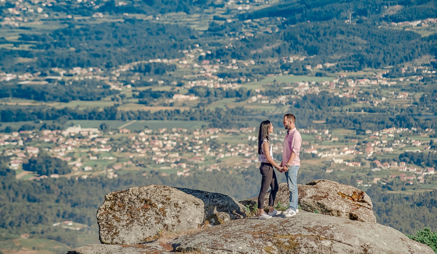 Soraia e Ricardo em cima da pedra a darem as mãos 