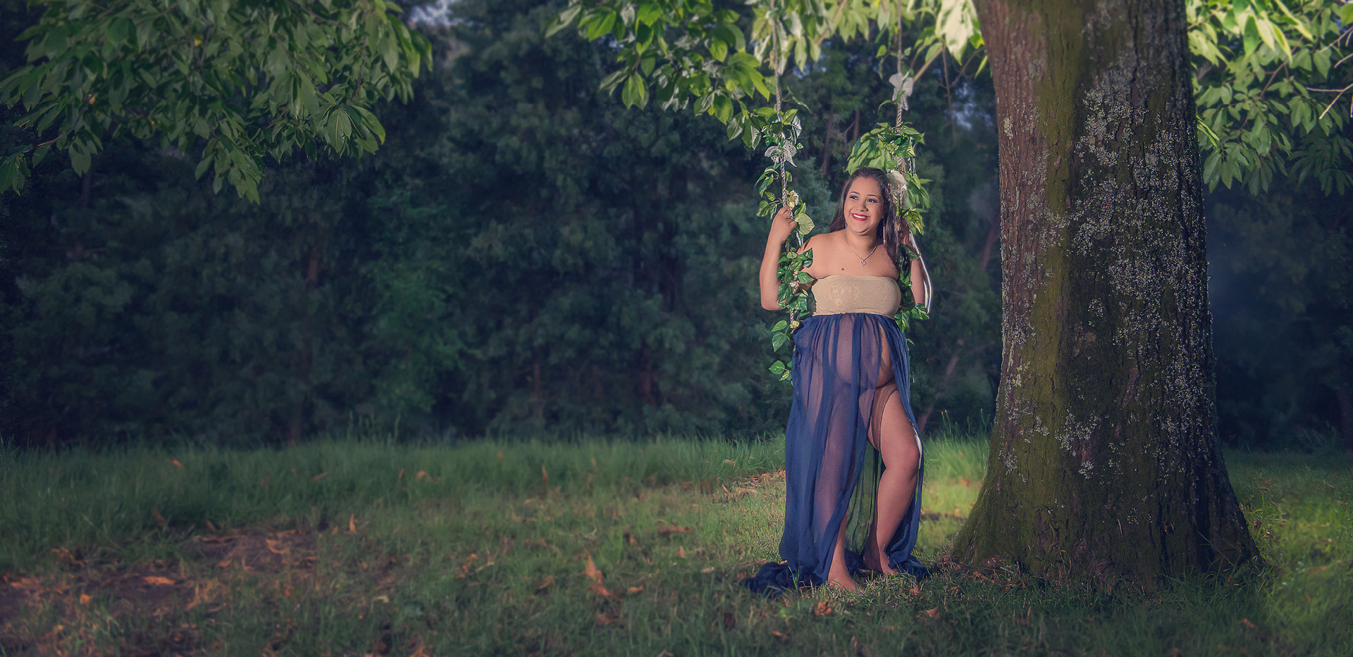 Grávida no baloiço a sorrir