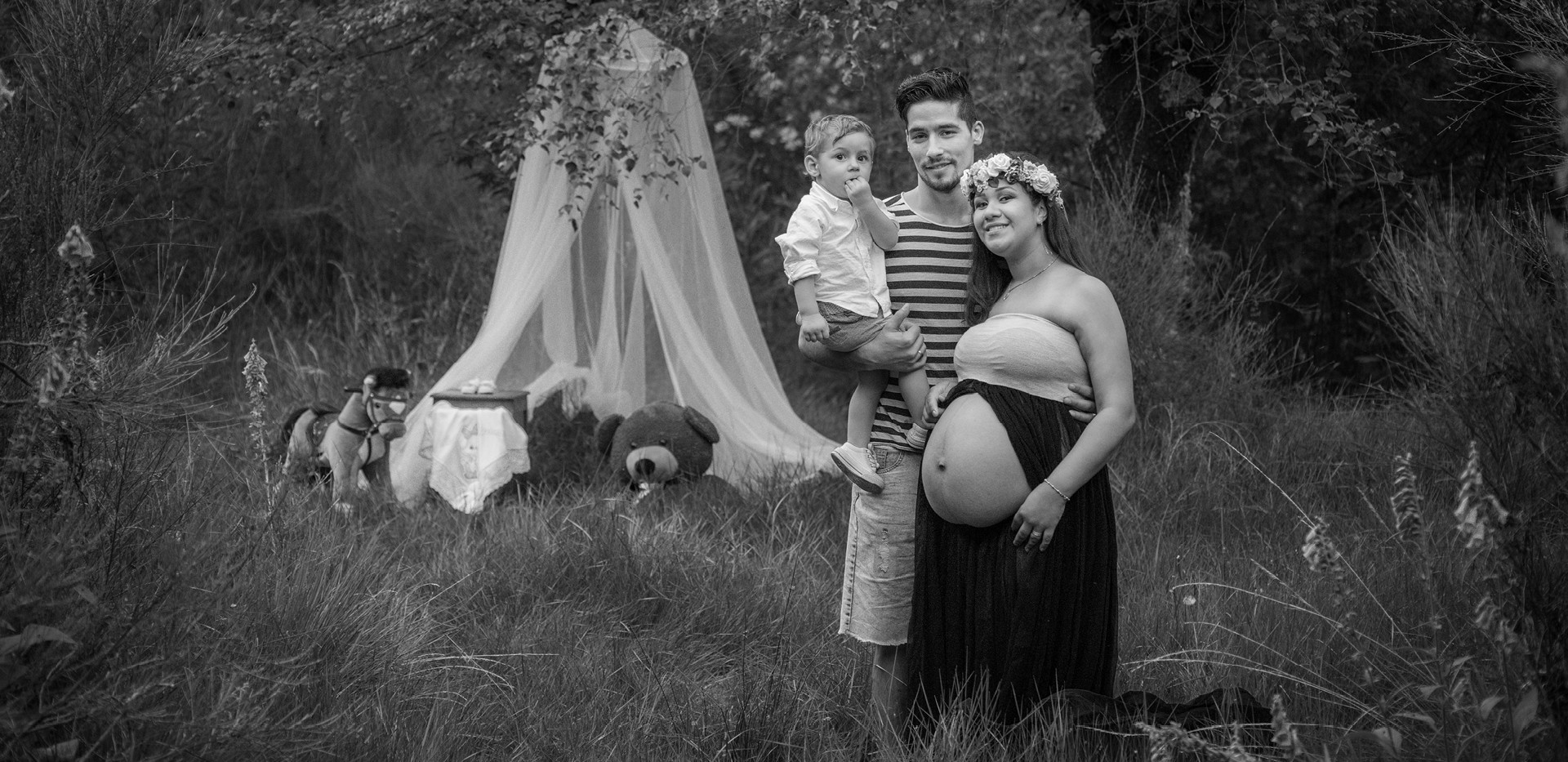 Família no meio do bosque feliz 