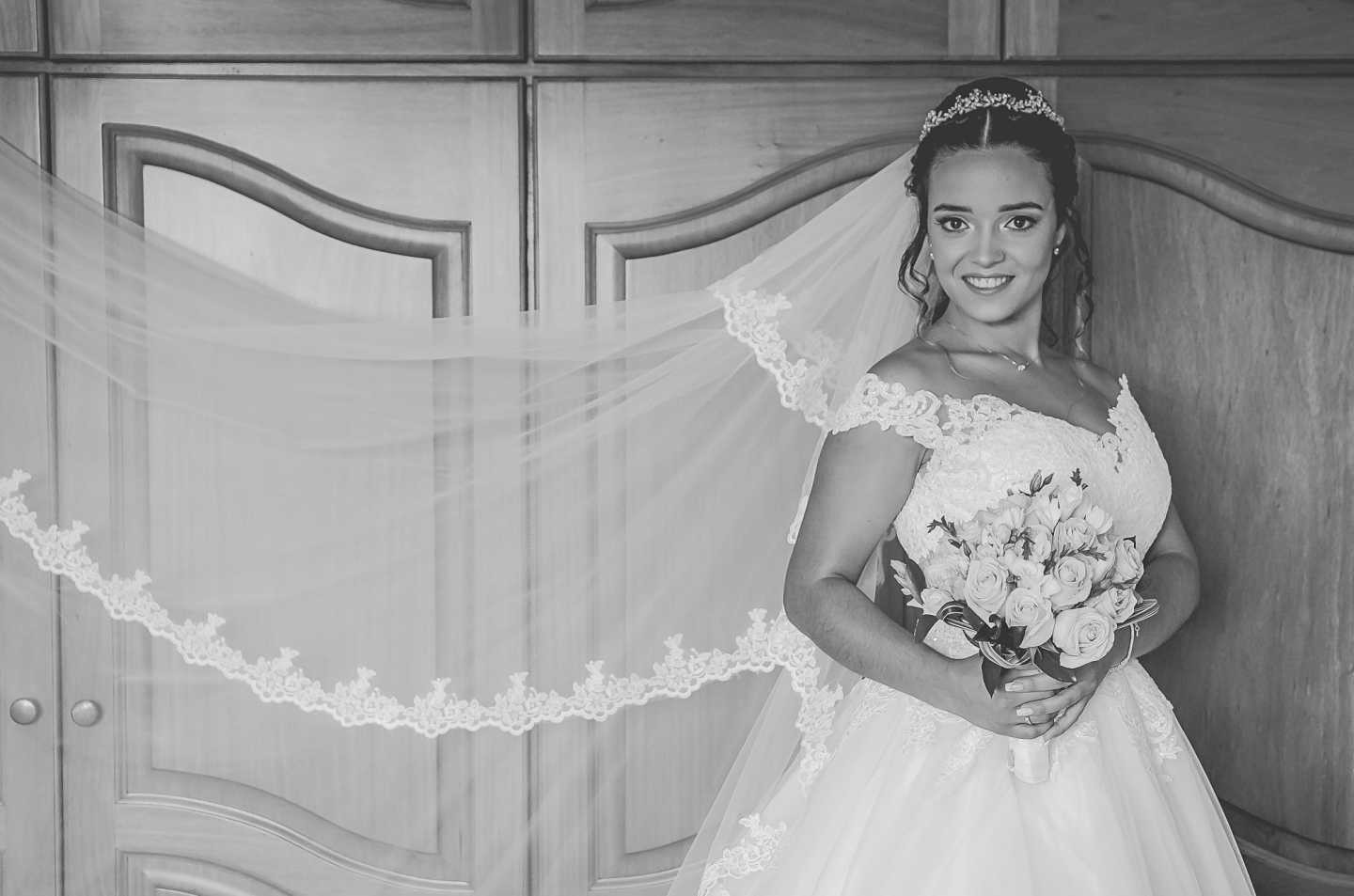 Noiva a segurar o buque de flores