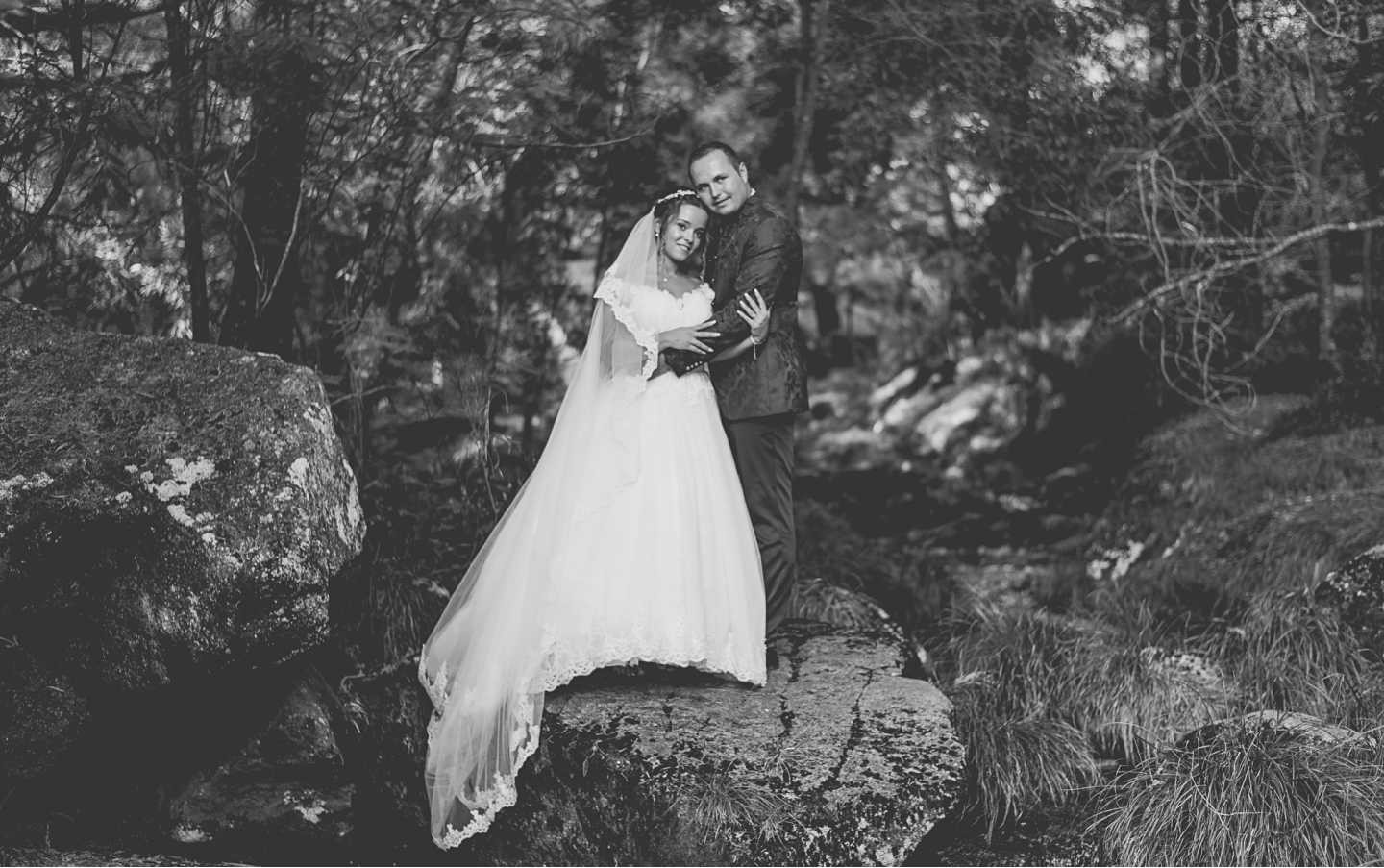 Pós Casamento :: Noivos em cima da pedra a darem um abraço