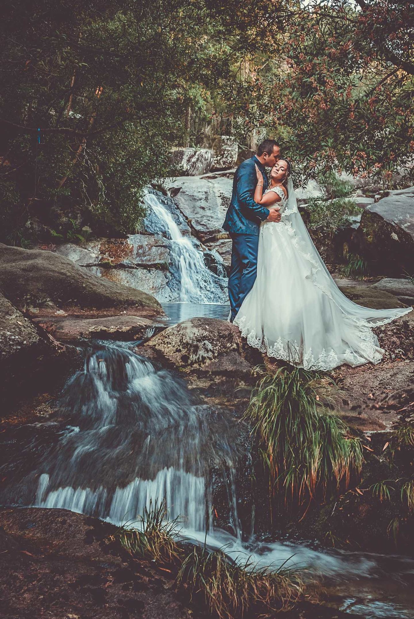 Pós Casamento :: Noivo a dar um beijo na testa da noiva a beira do lago