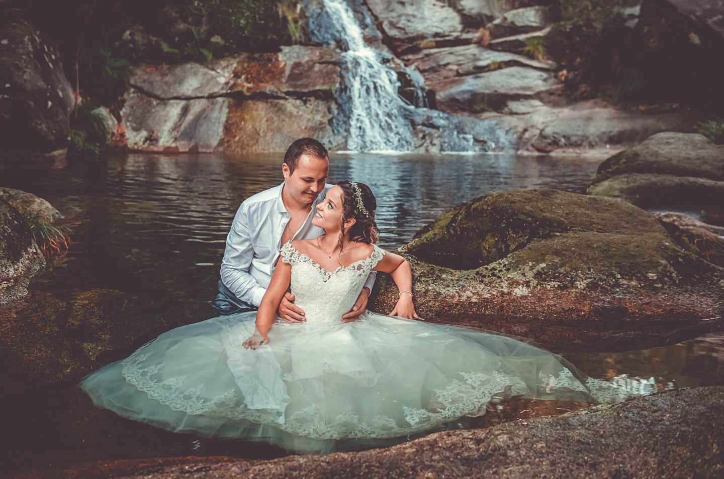 Pós Casamento :: Noivos dentro do lago a olharem um para o outro
