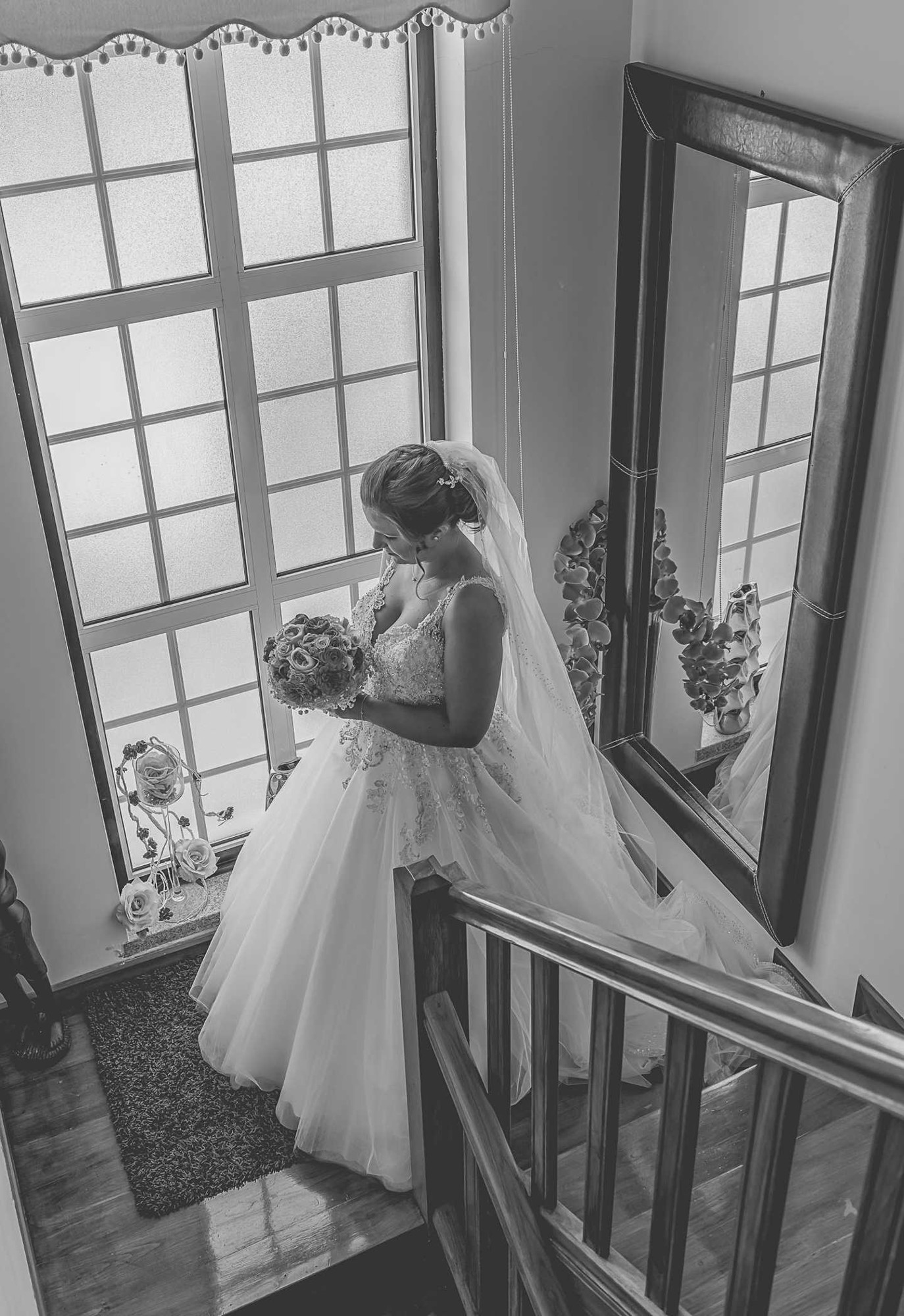 Noiva a segurar o buque nas escadas