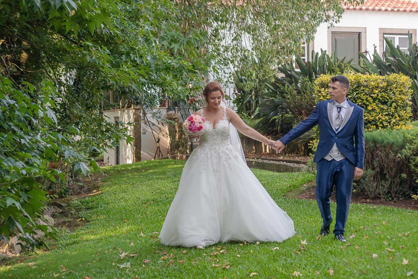 Noivos a caminhar pelo o jardim