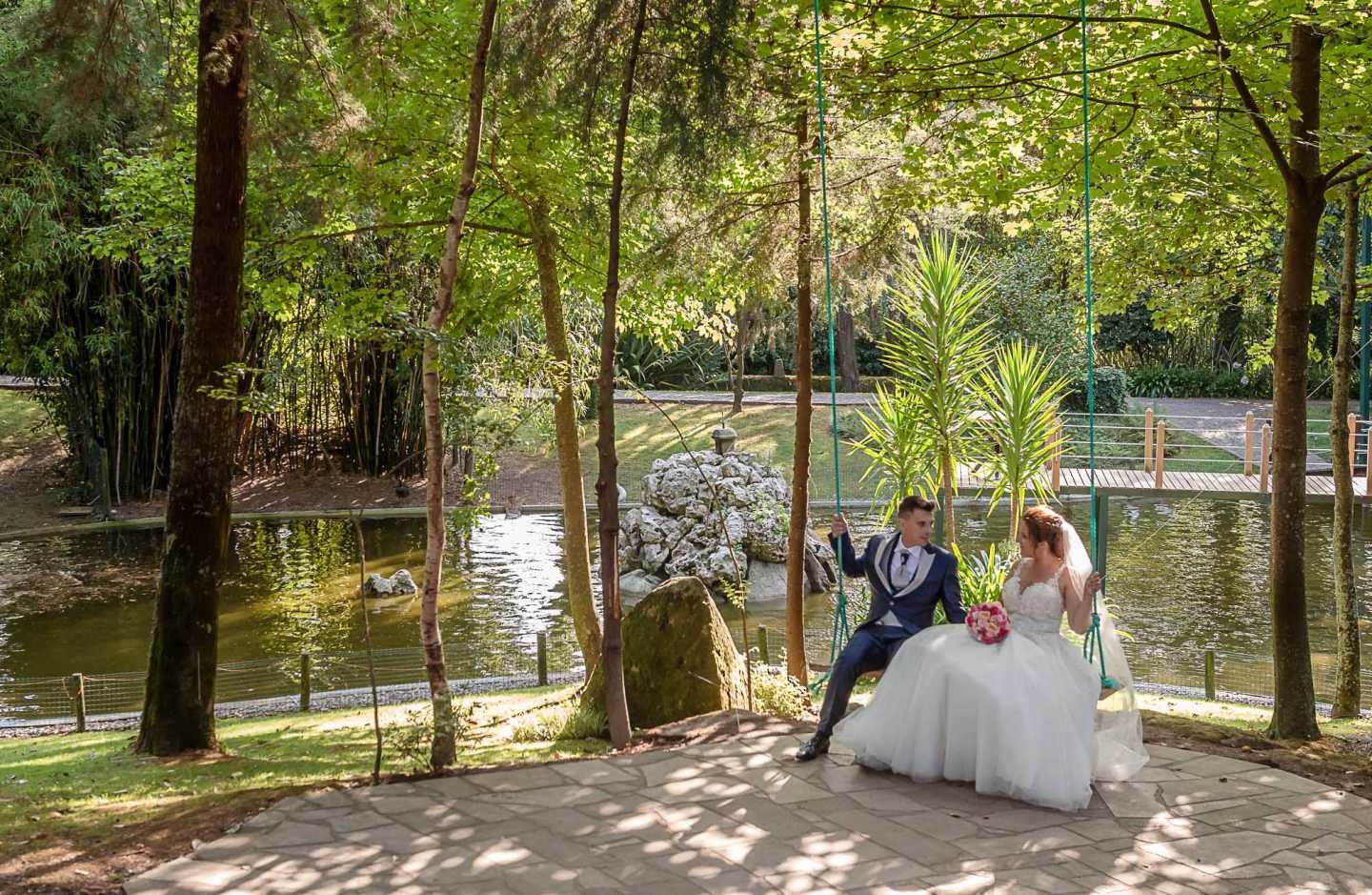 Noivos no baloiço a beira do lago