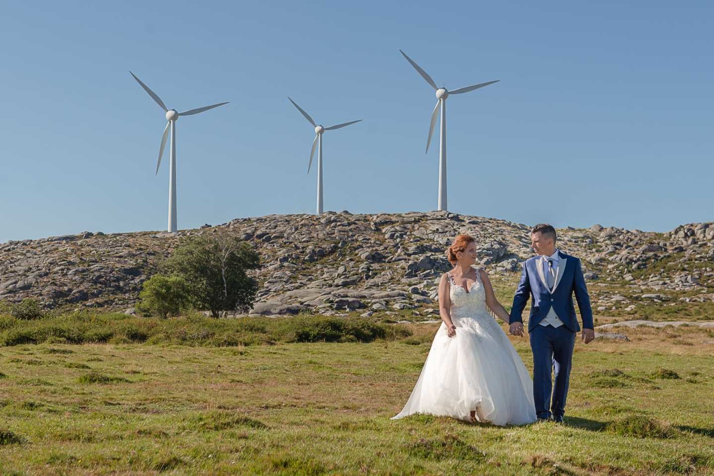 Noivos a caminharem de mãos dadas