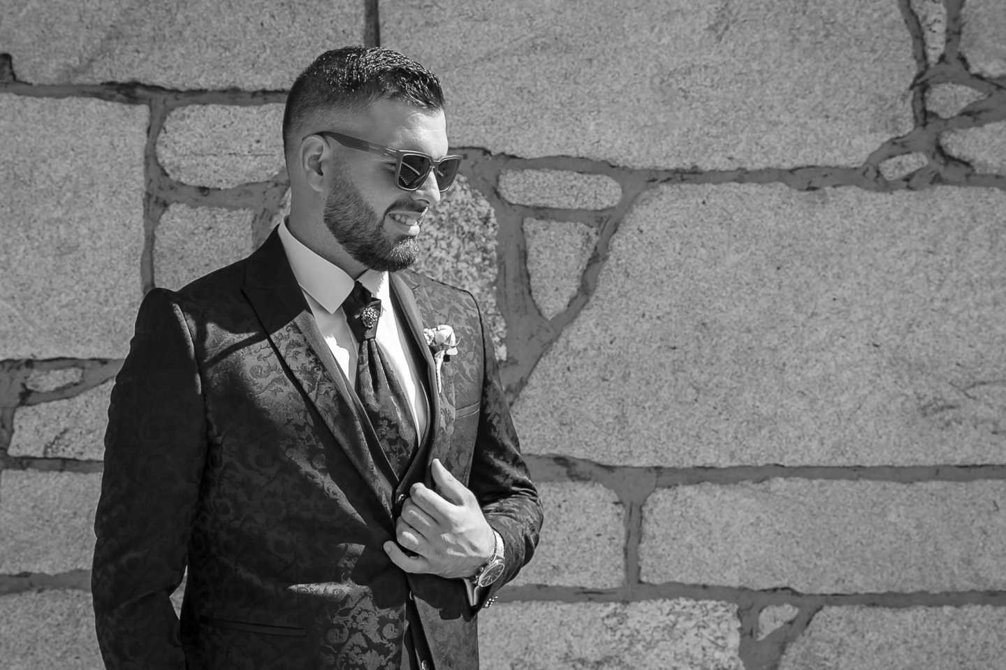 Noivo de óculos de sol