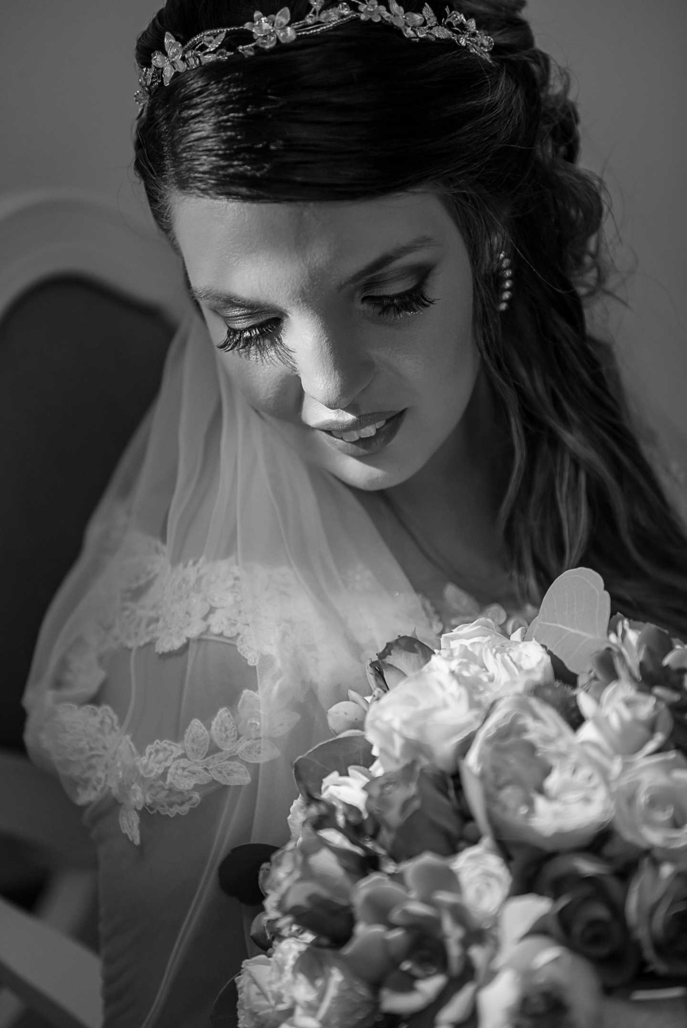 Noiva a olhar para o buque