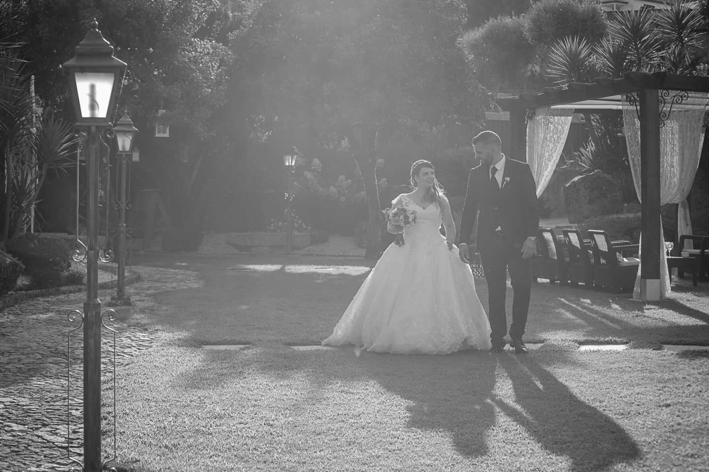 Noivos a caminharem pelo o jardim