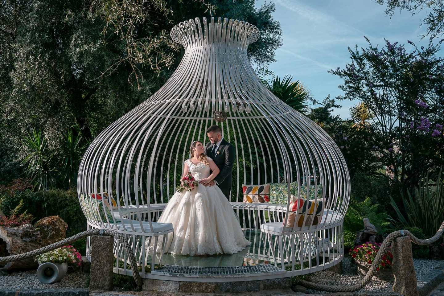 Noivos a darem um abraço