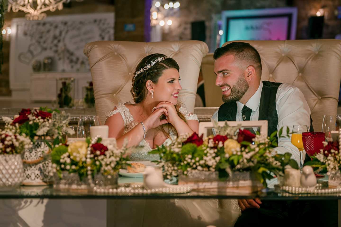 Noivos à mesa a olharem um para o outro