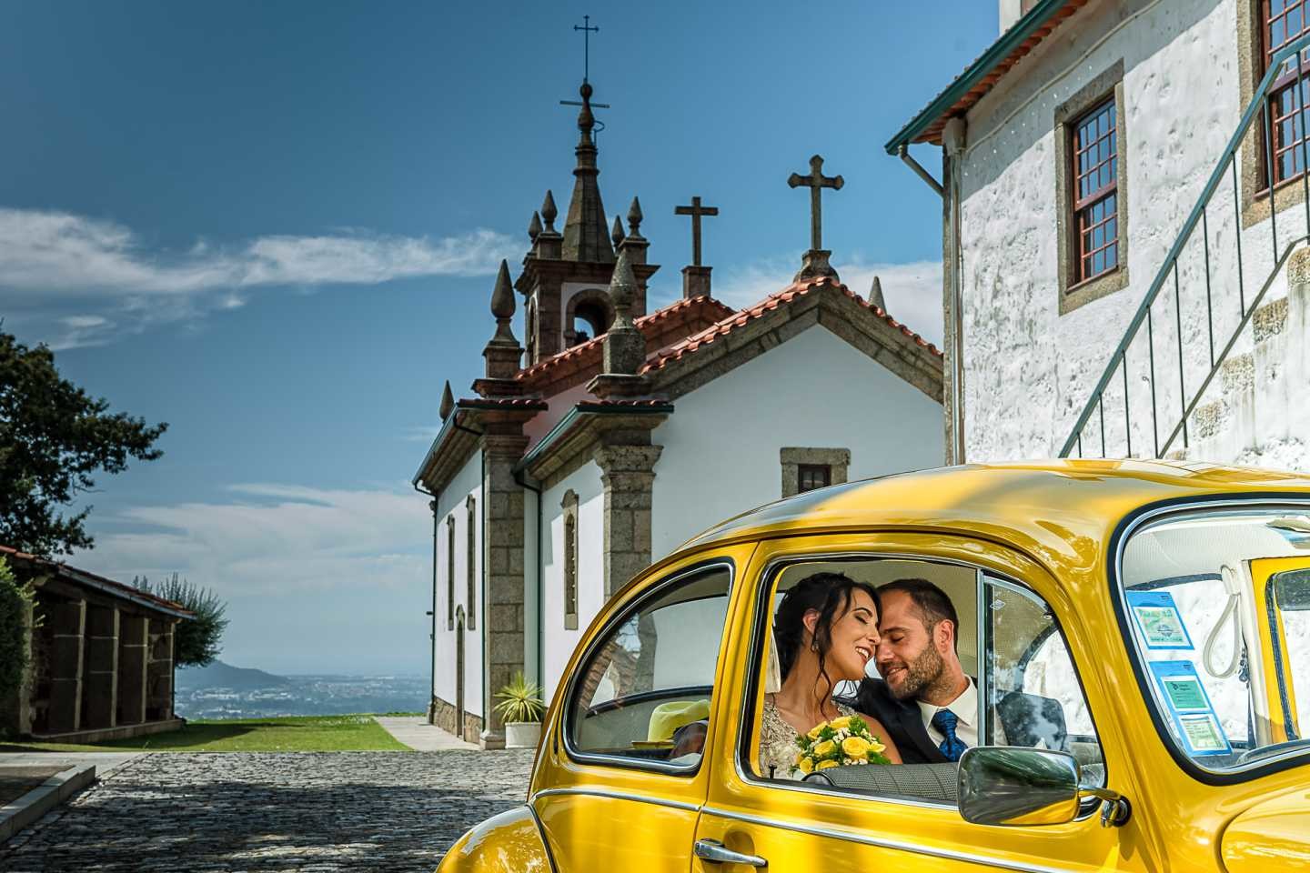 Noivos dentro do carro