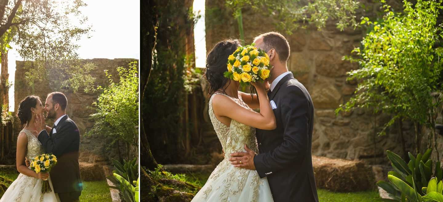 Montagem de 2 fotografias :: Noivos a darem um beijo, Noivos a darem um beijo mas a esconderem com o buque
