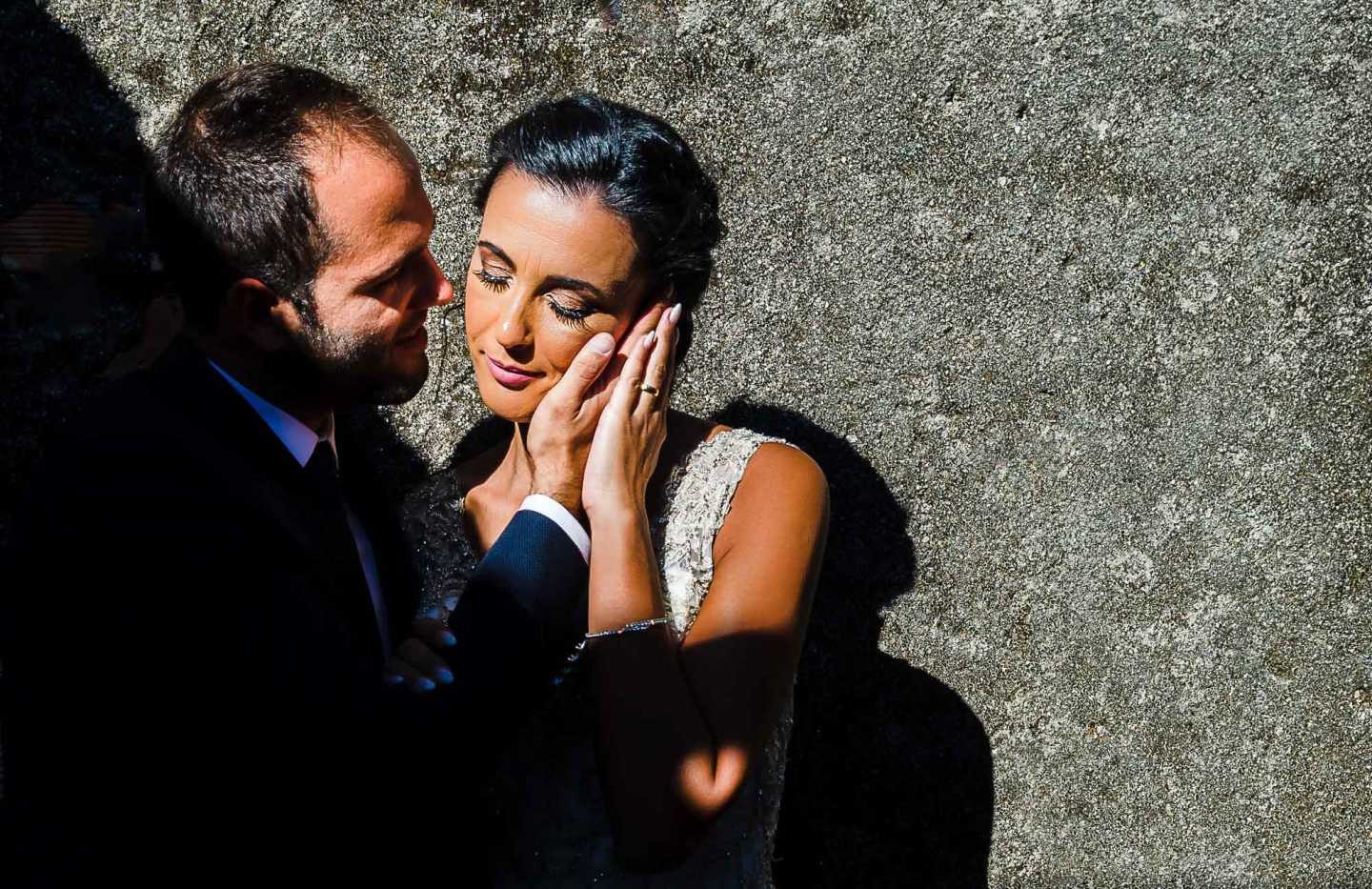 Noivo a segurar no rosto da Noiva