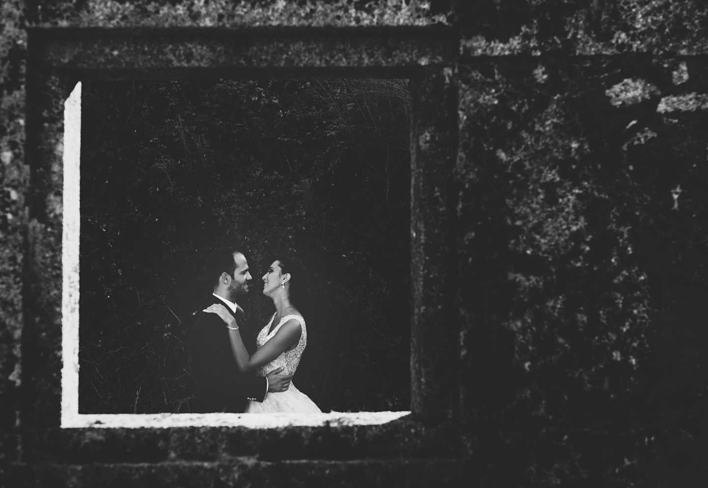 Fotografia dos Noivos pela a janela