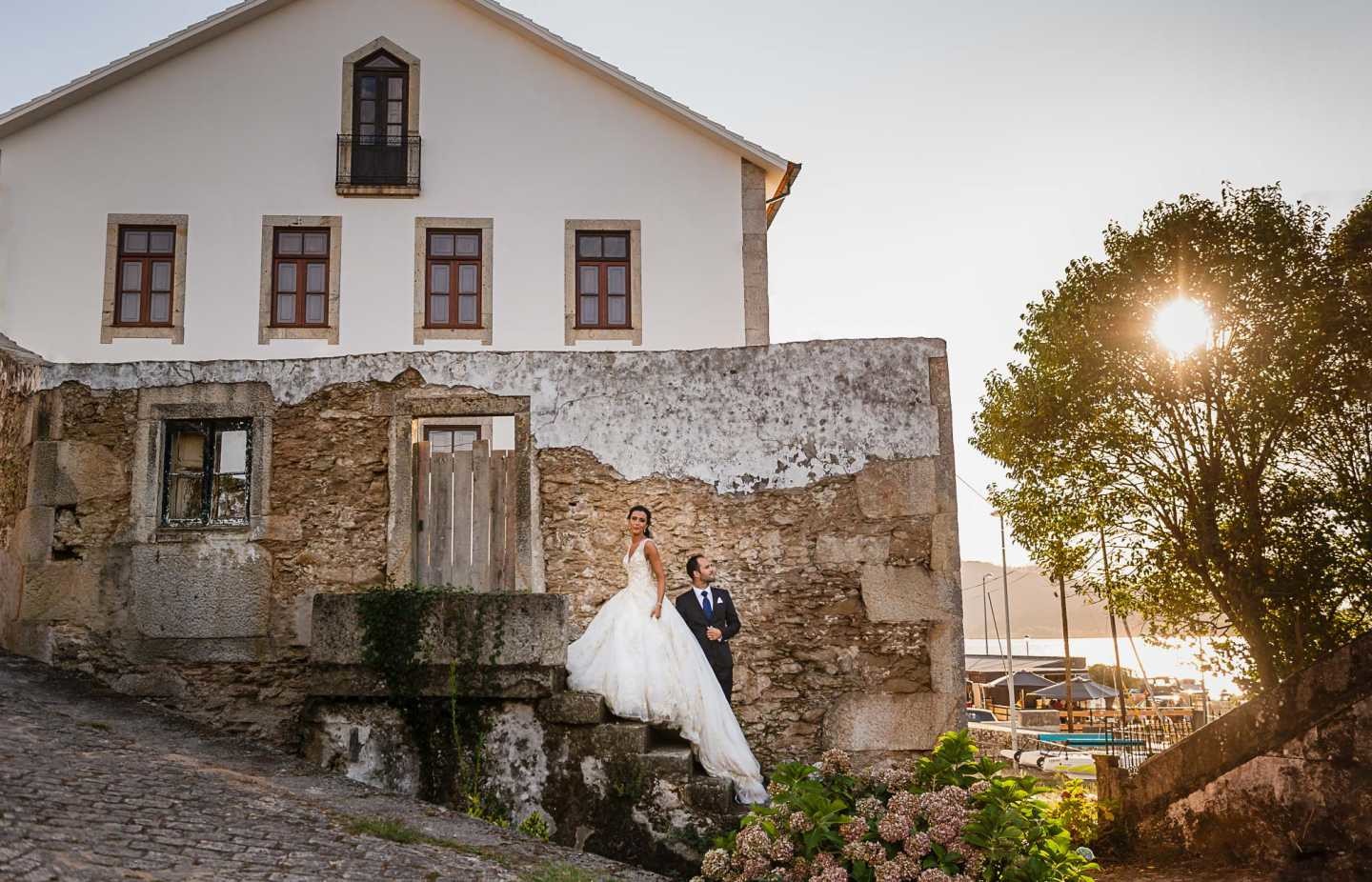 Noivos a subirem as escadas