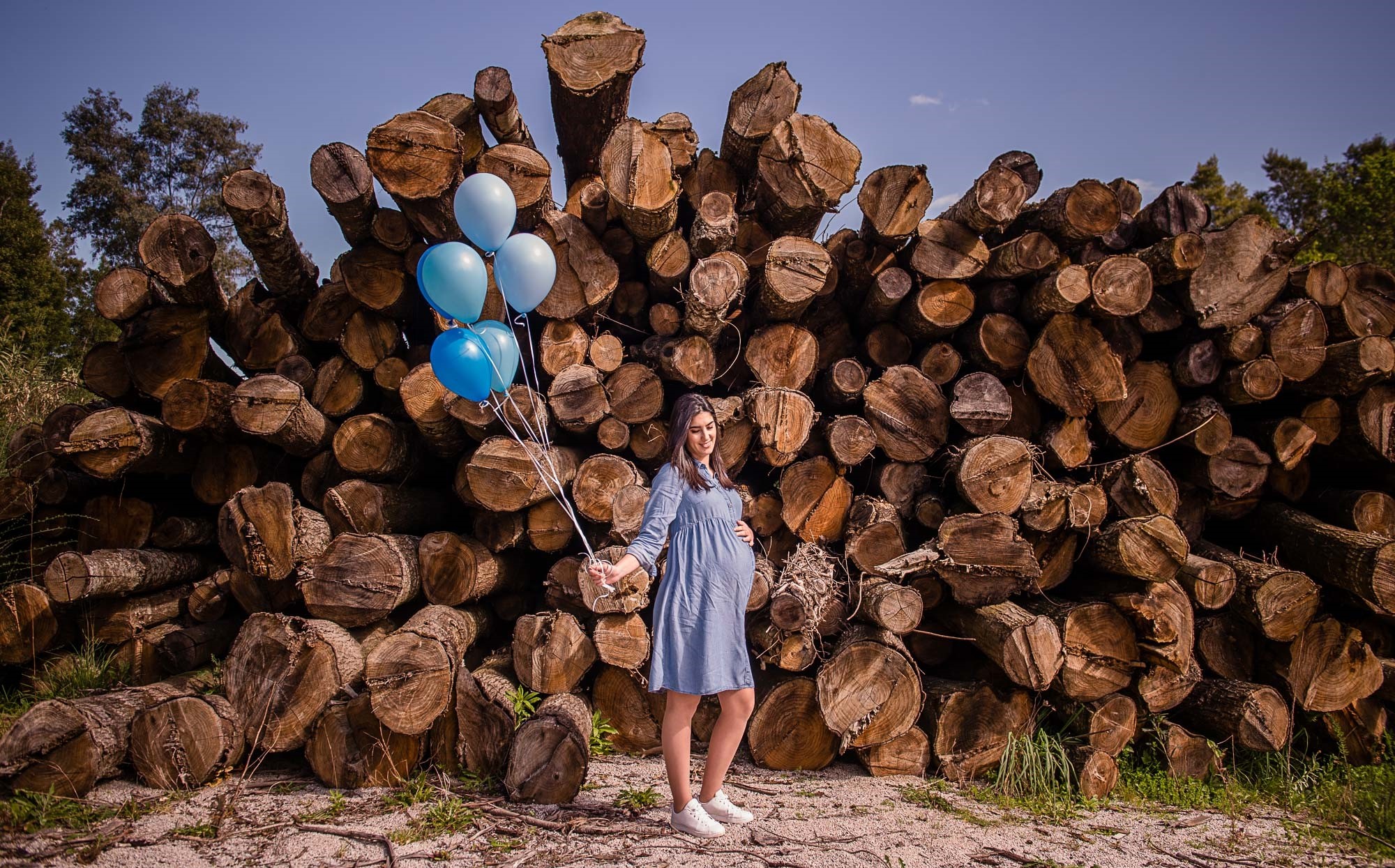 Anabela a segurar na barriga e nos balões