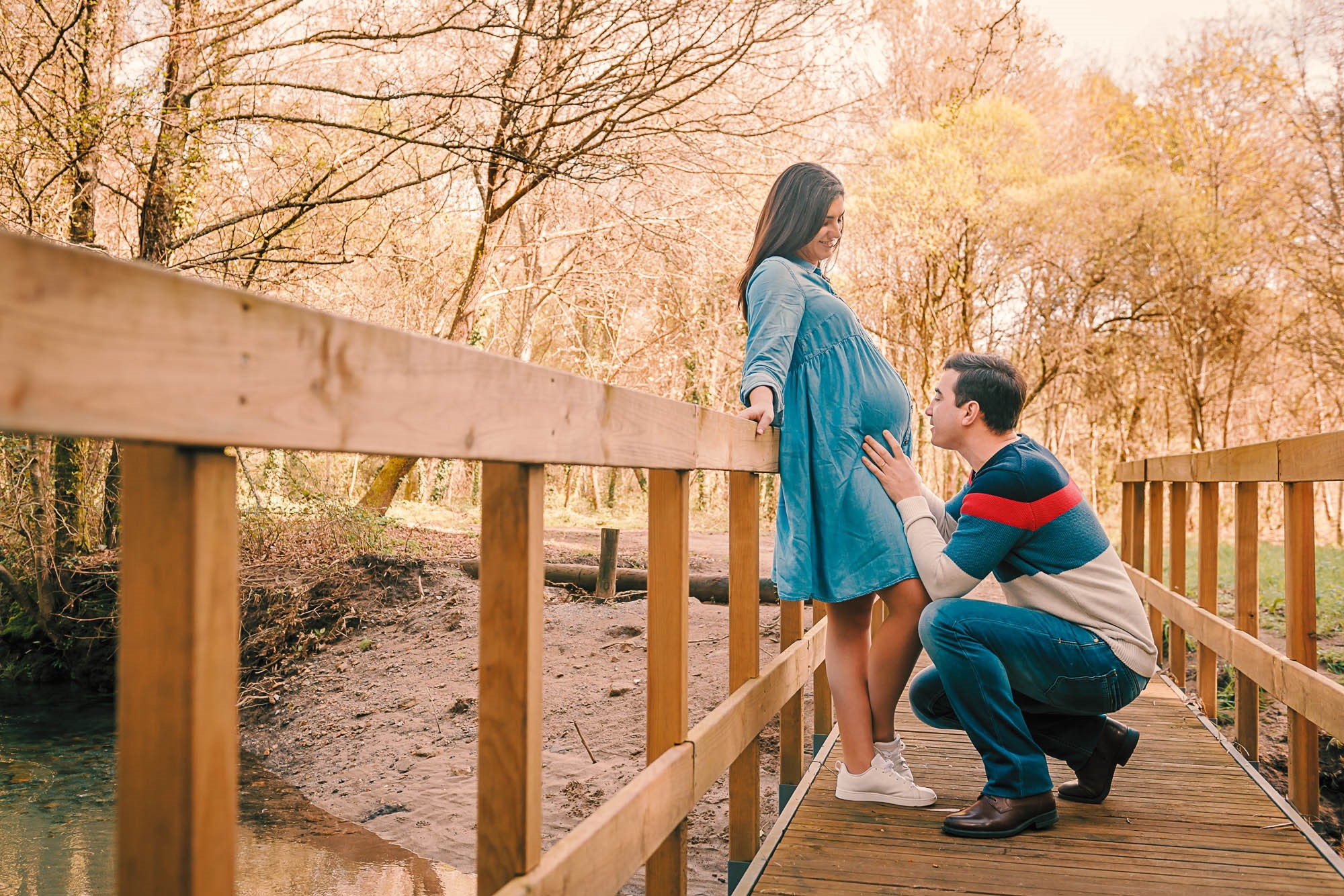 Ricardo a olhar para a barriga da Anabela enquanto segura nela
