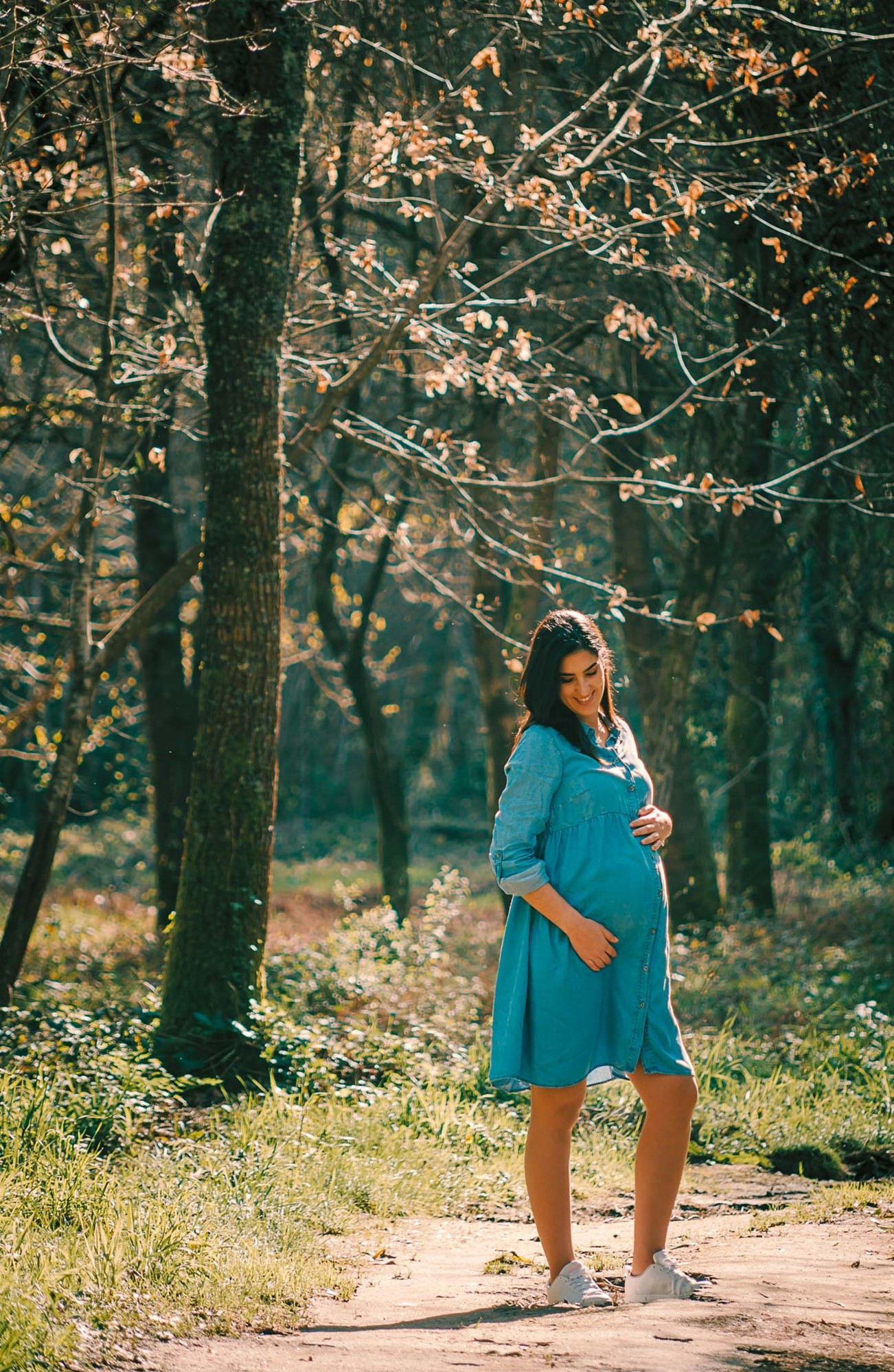 Anabela a beira da árvore enquanto olha para o chão