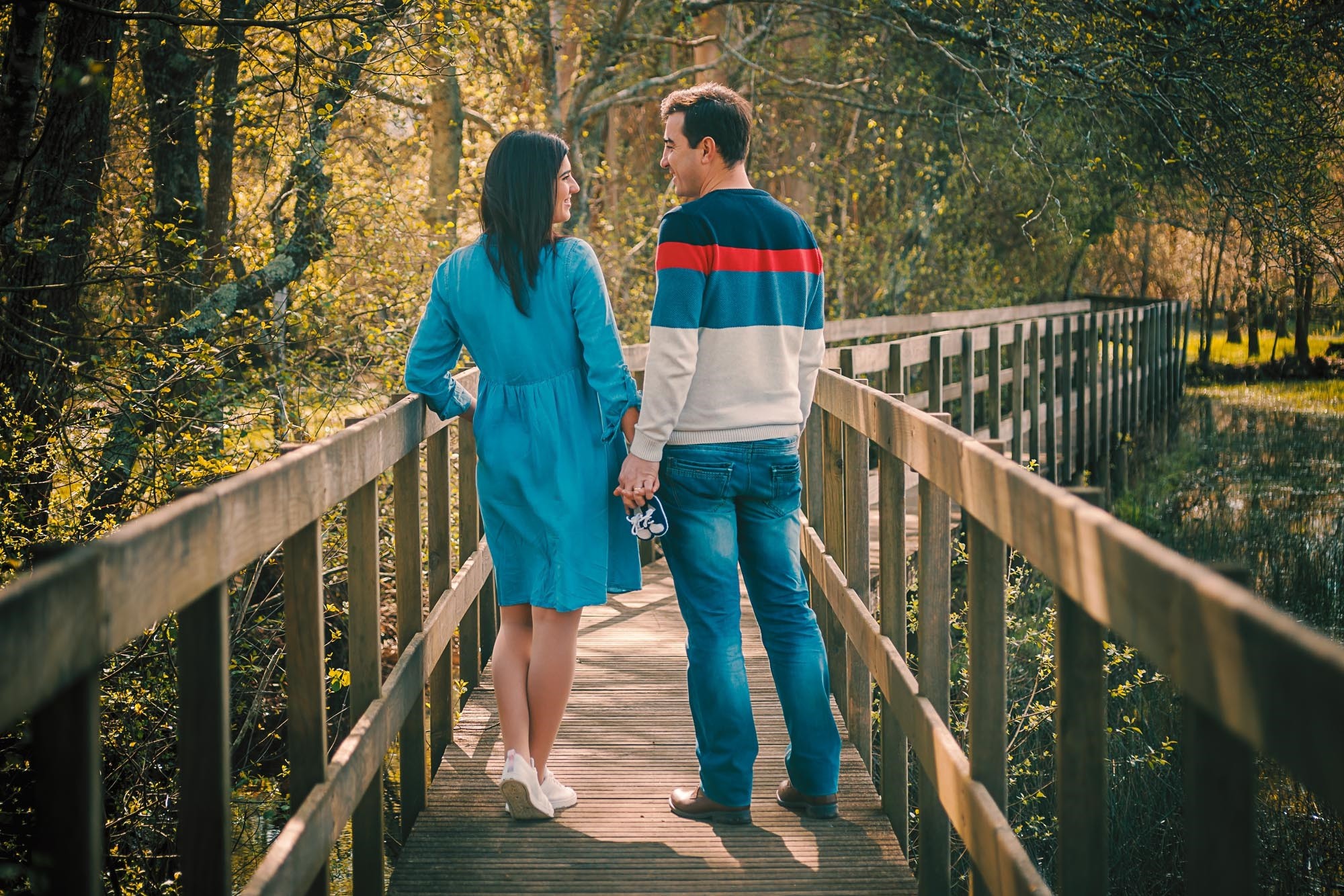 Anabela e Ricardo a caminharem pela a ponte