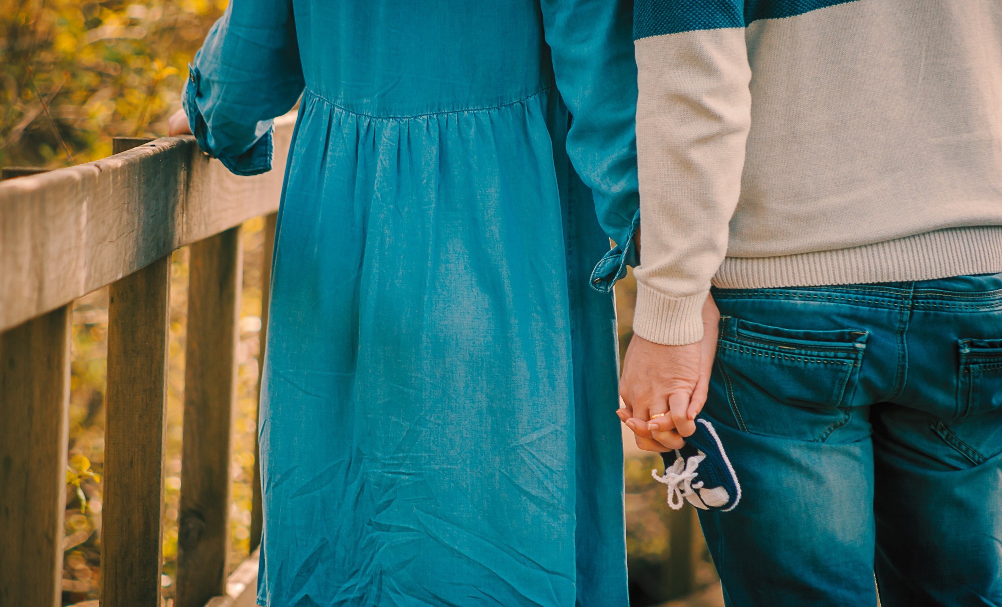 Ricardo e Anabela a segurarem os sapatinhos