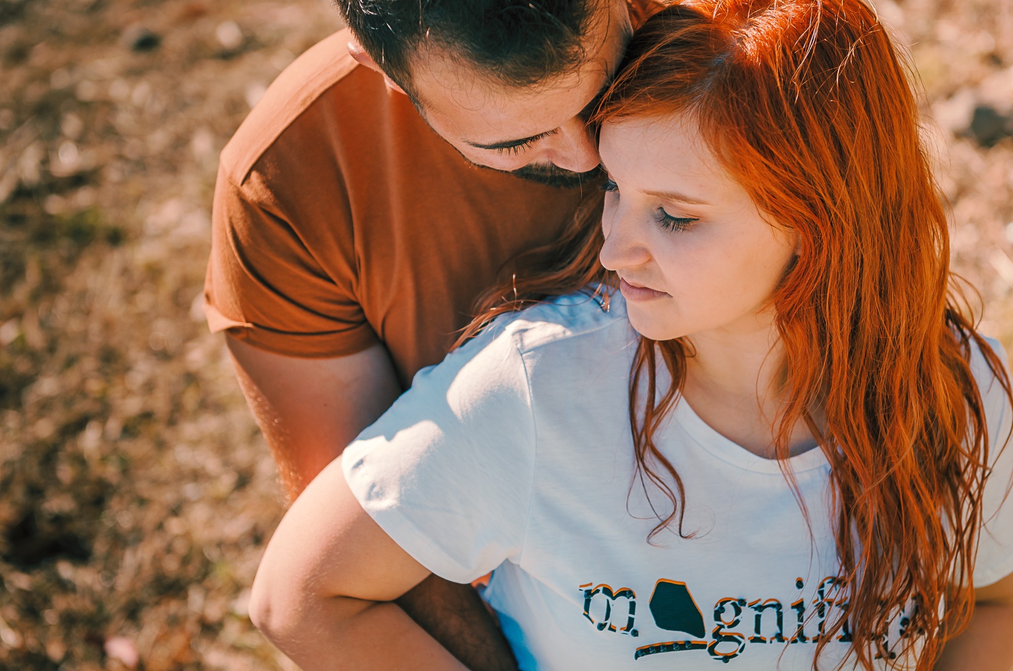 Marco a dar um abraço por trás a Magda