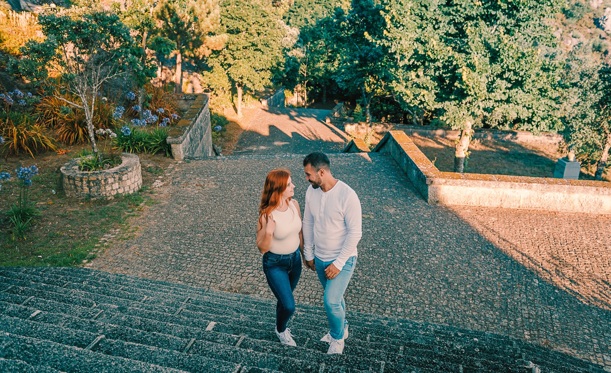 Casal a conversarem enquanto sobem as escadas