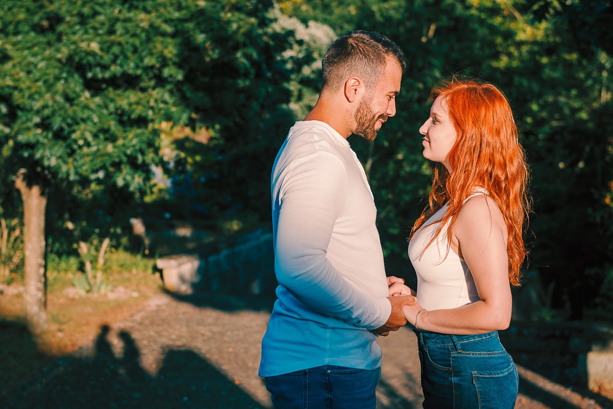 Casal a darem as mãos