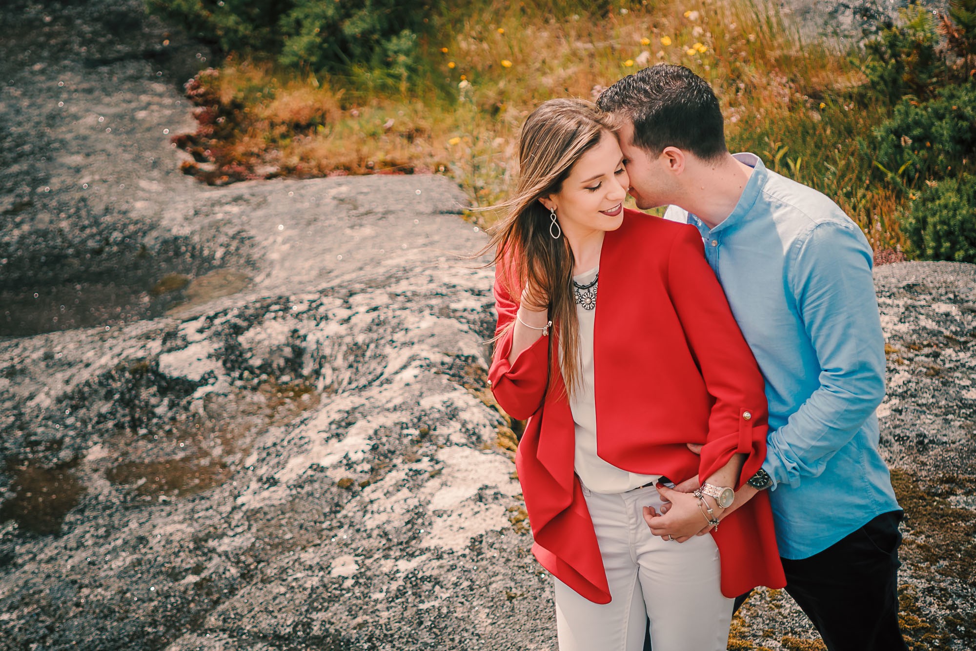 Artur a dar um abraço por trás à Nazaré 