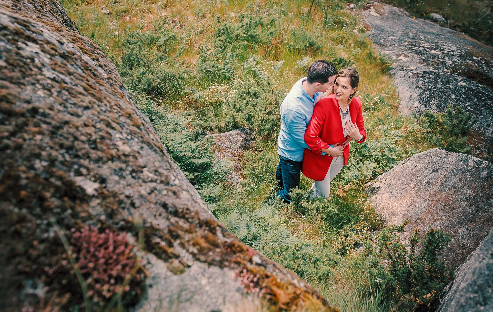 Casal a conversar enquanto da um abraço
