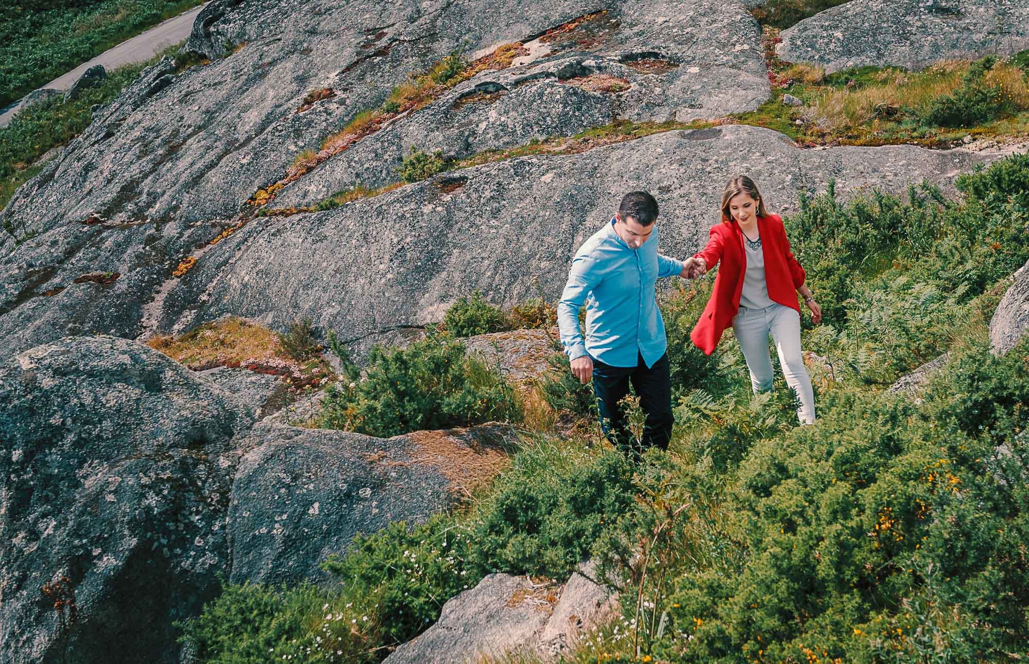 Casal a descer a montanha