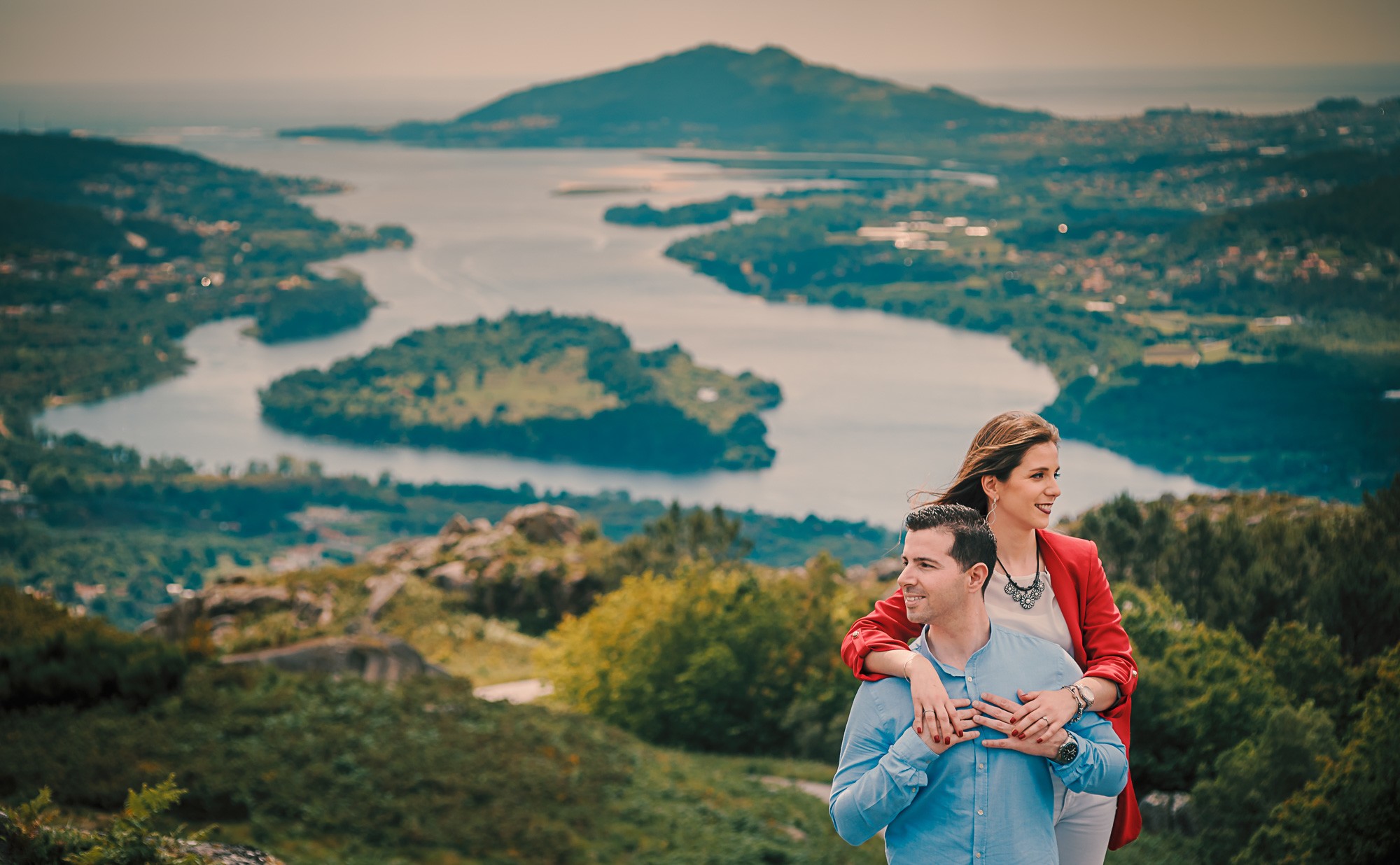 Casal a olhar para lados diferentes