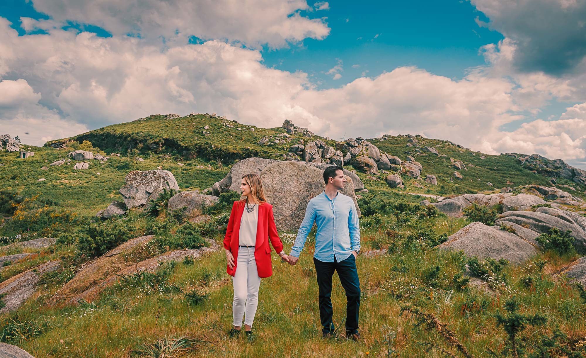 Casal de mãos dadas enquanto olham para lados contrários