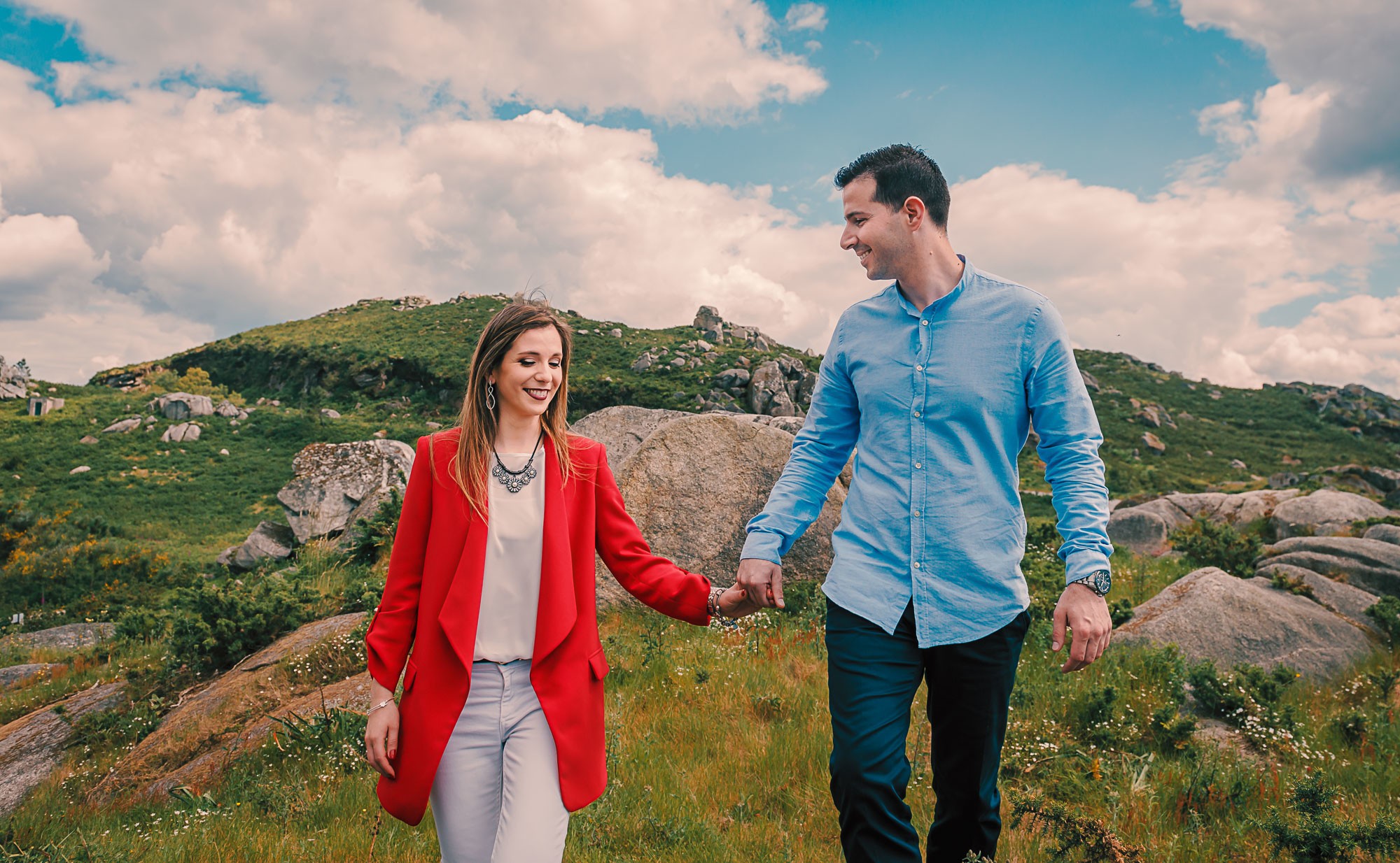 Artur a olhar para o chão enquanto descem da rocha