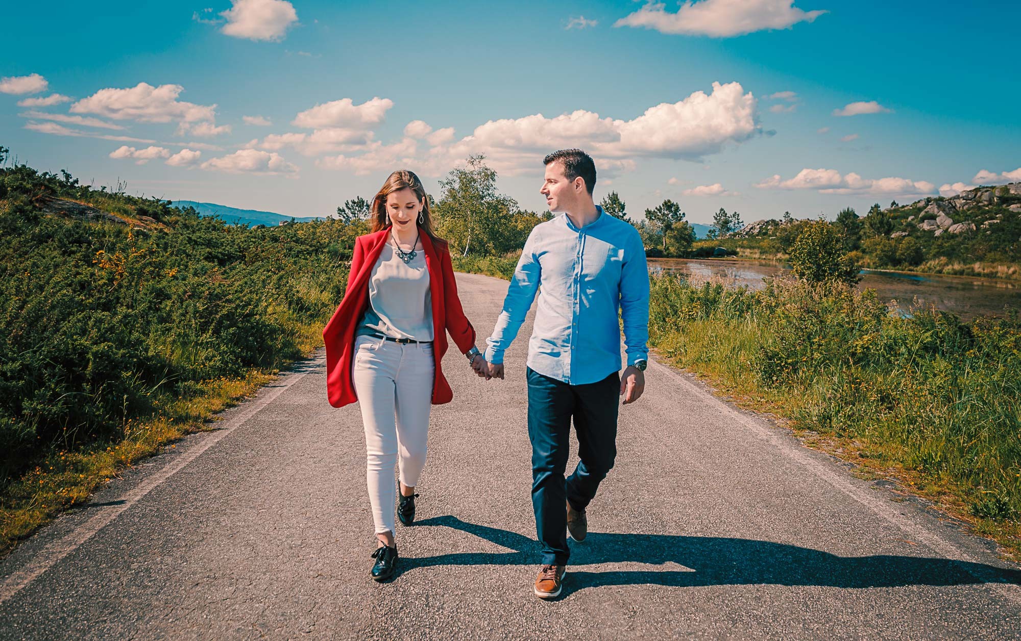 Casal a andar pela a estrada fora