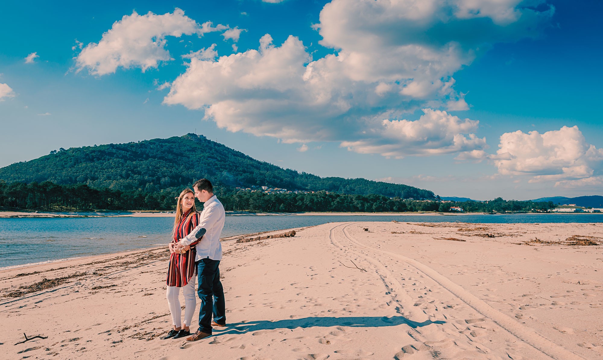 Casal a olhar um para o outro na praia