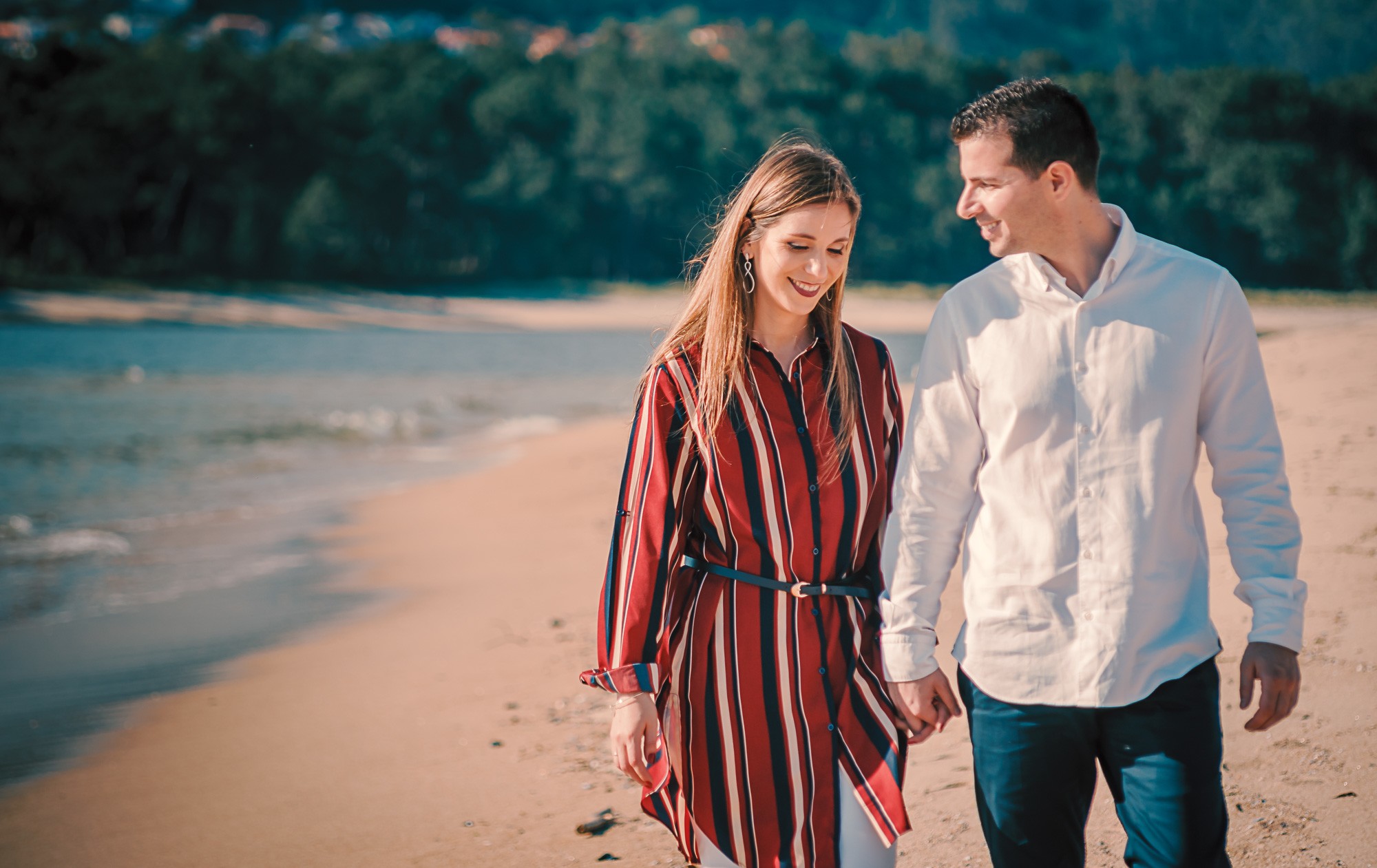 Casal a caminhar pela a praia