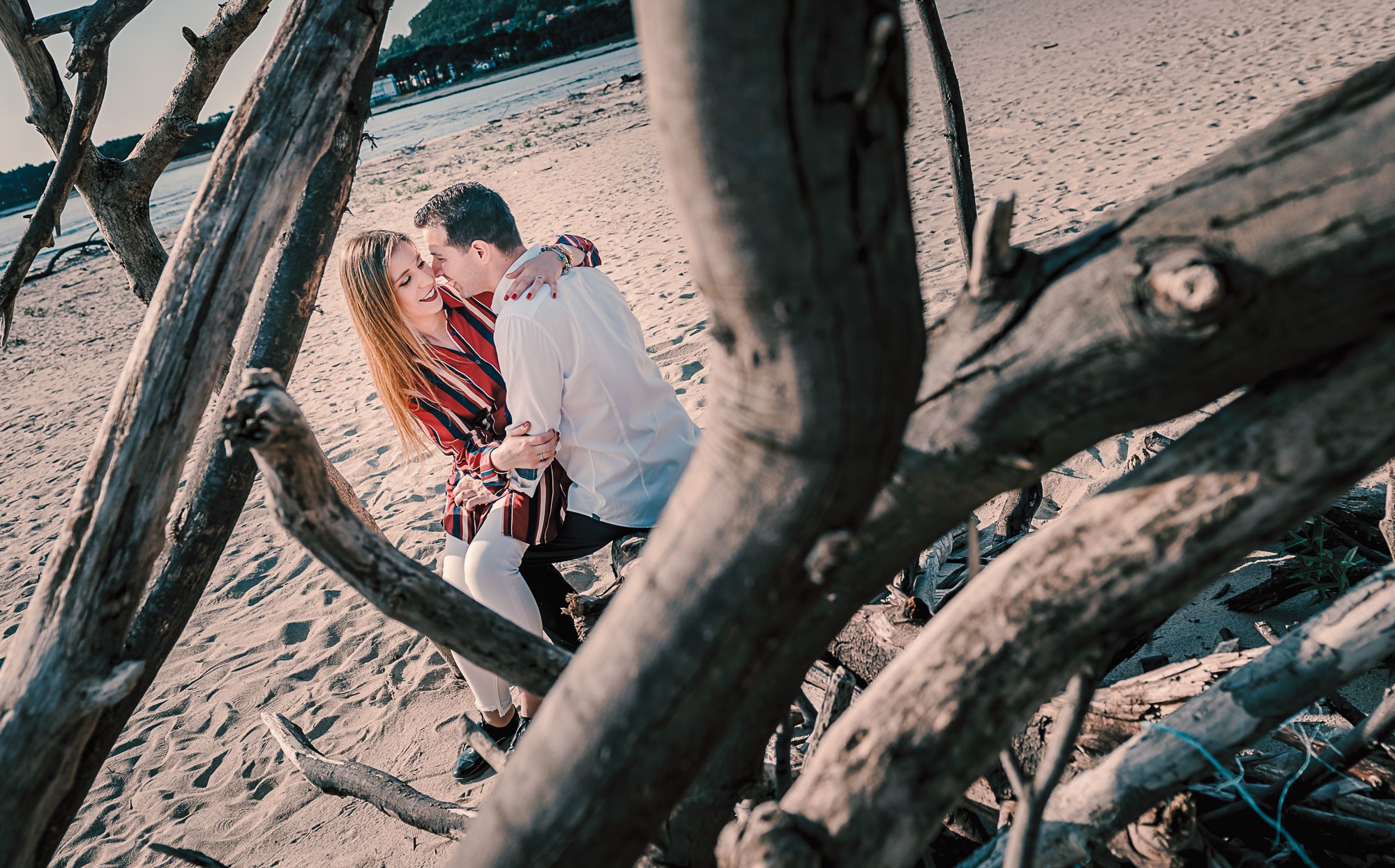 Artur a tentar dar um beijo na cara da Nazaré