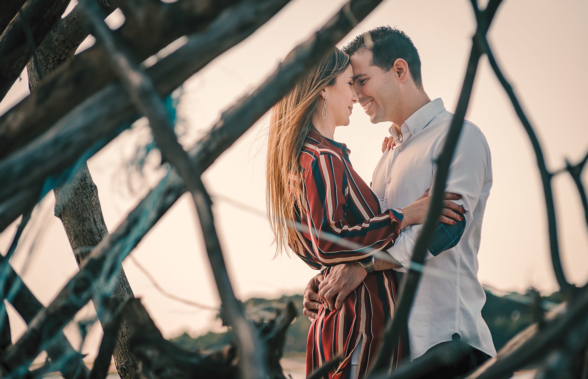 Casal a olharem um para o outro