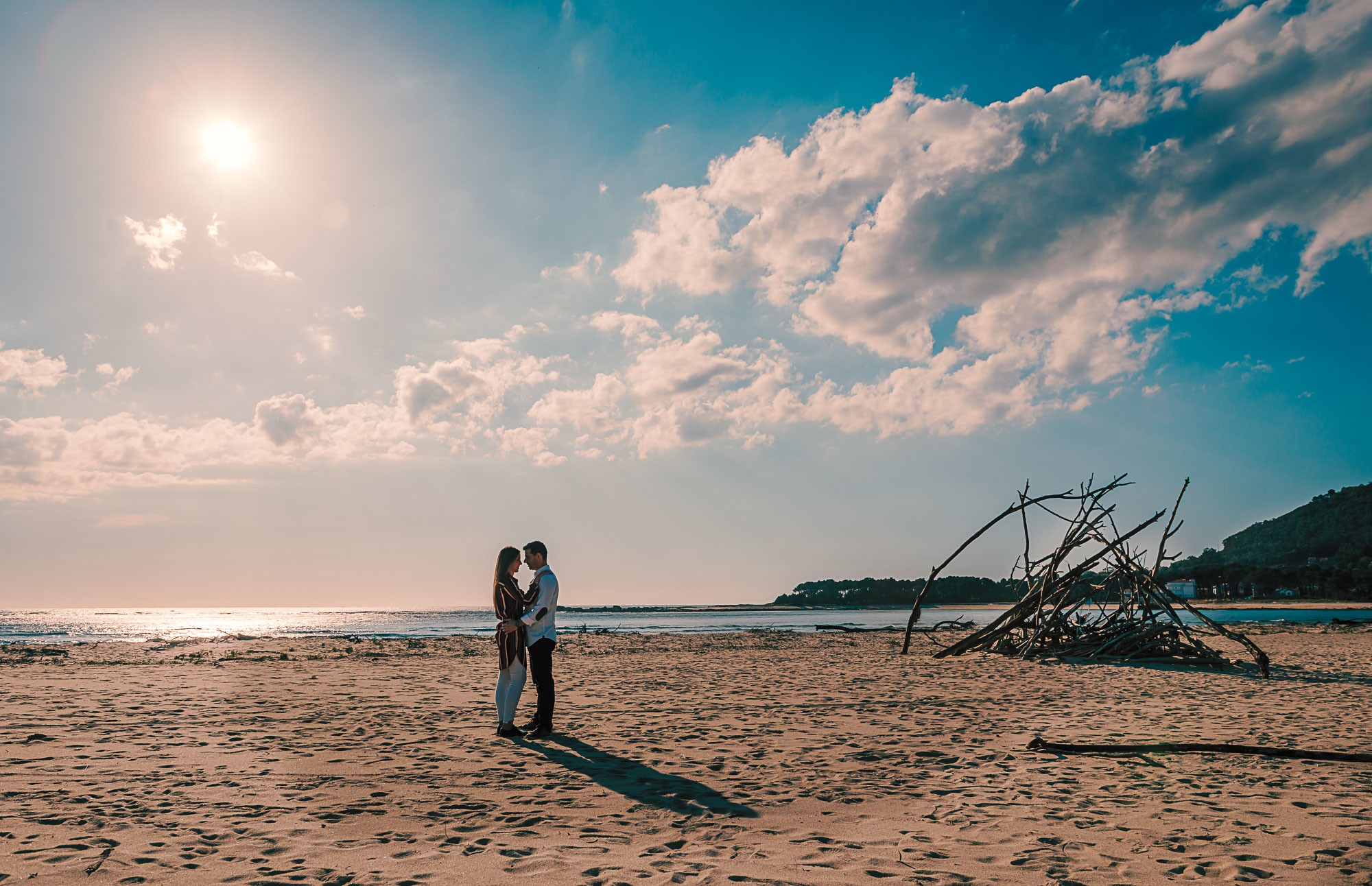 Casal na praia ao fim do dia