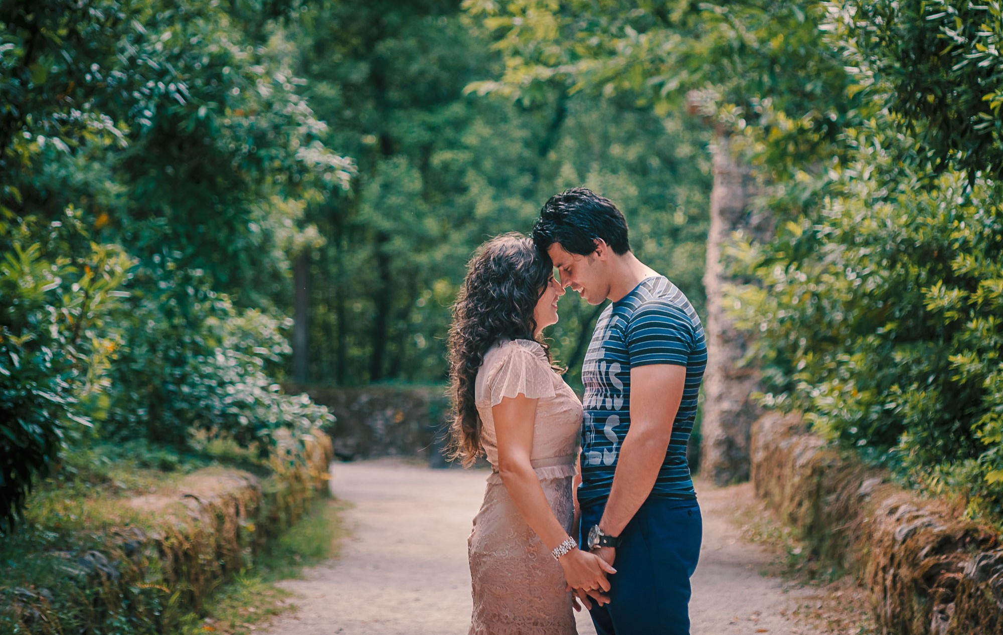 Casal com a cabeça encostada uma na outra enquanto estão de mãos dadas
