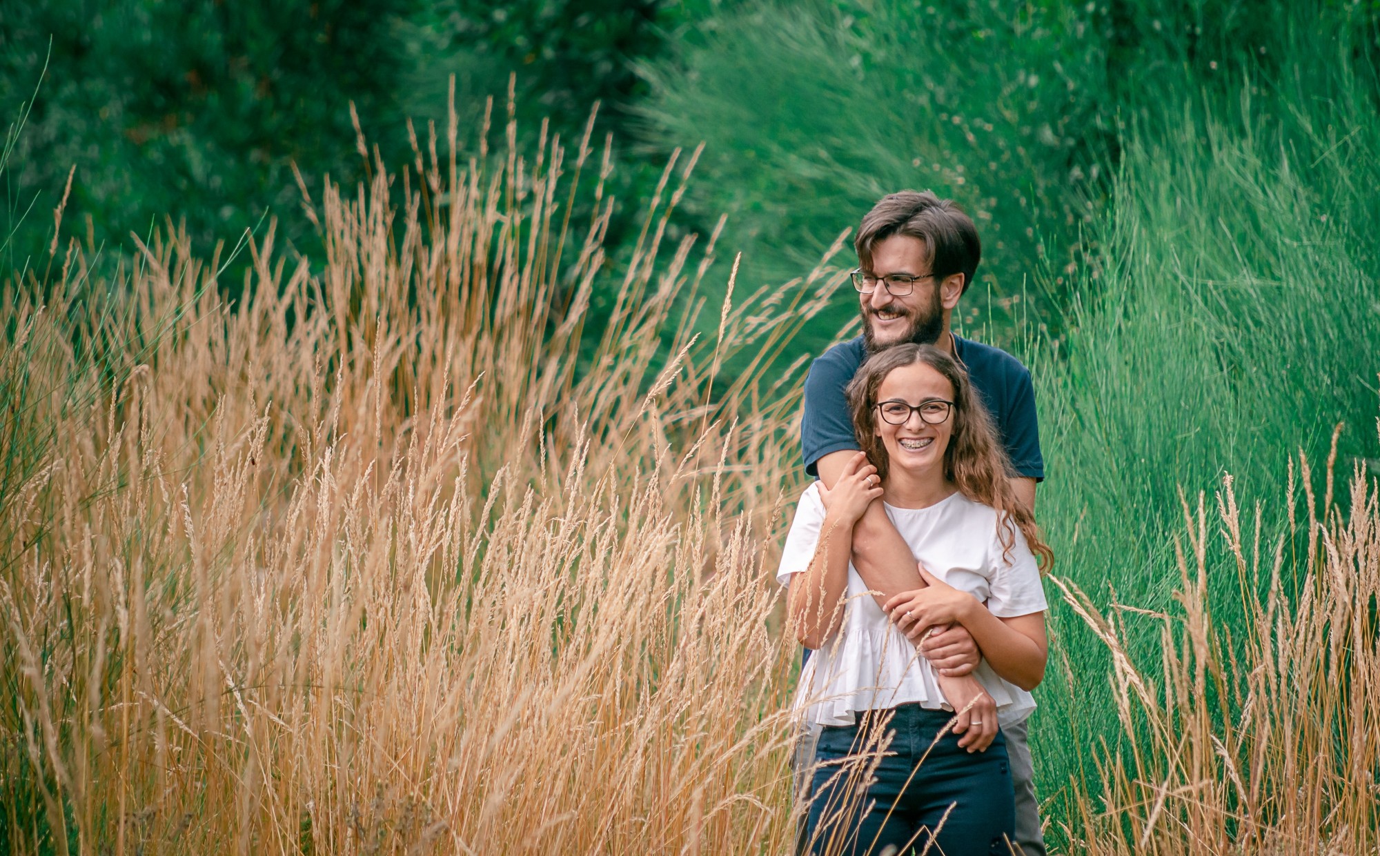 Filipe com o abraço em volta da Isabel no meio do Feno