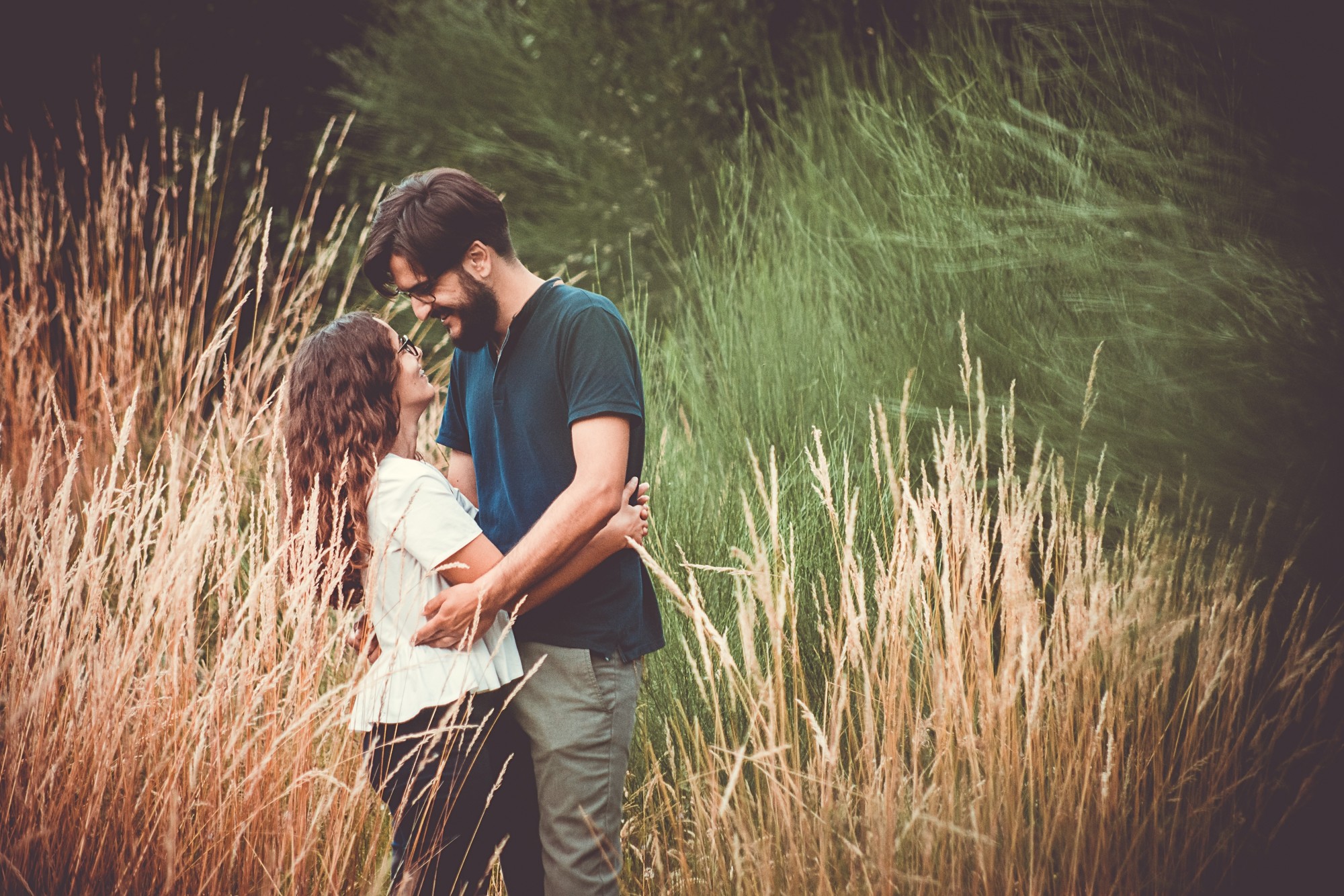 Casal no meio do Feno a olharem um para o outro