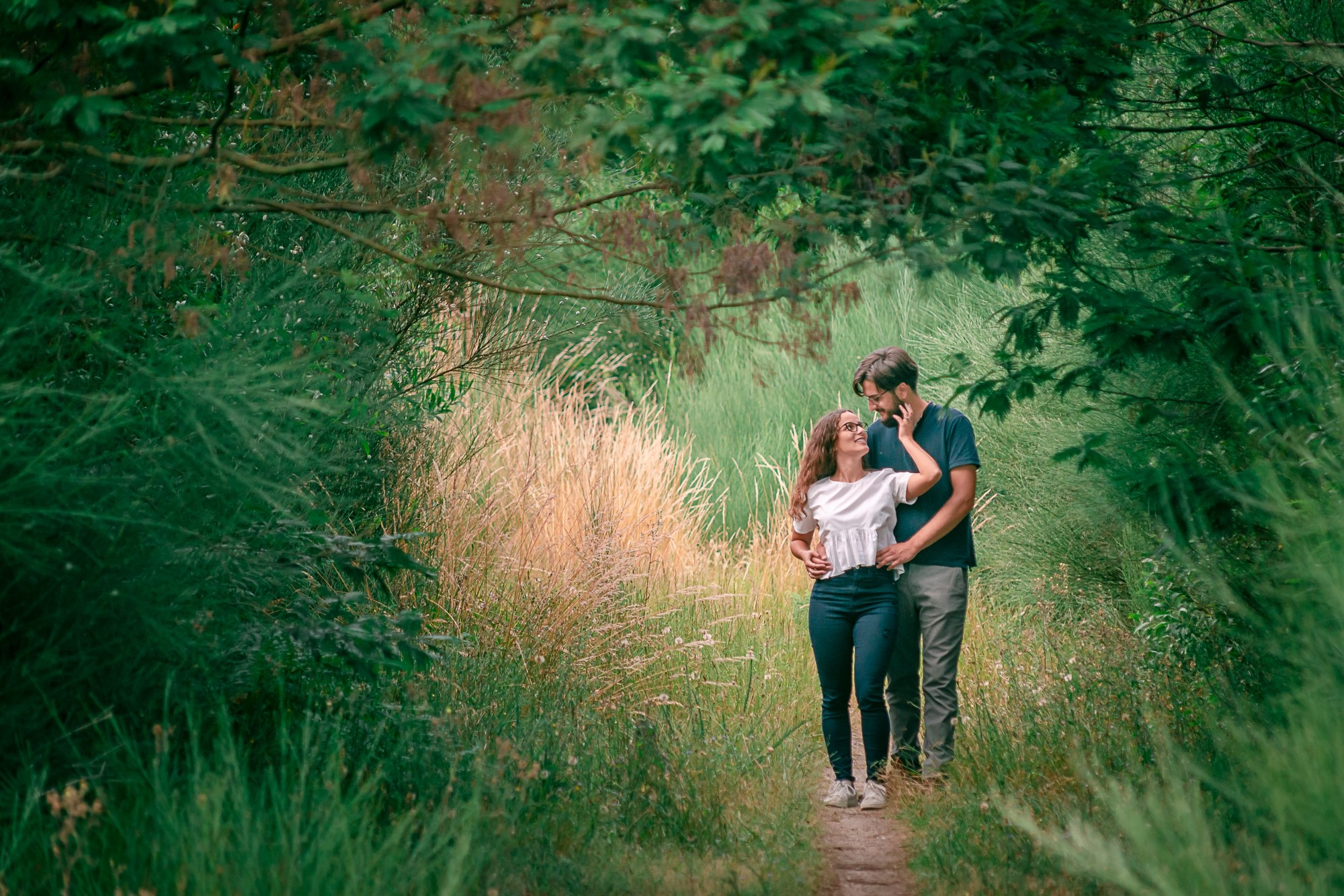 Casal no bosque a caminhar e a falarem