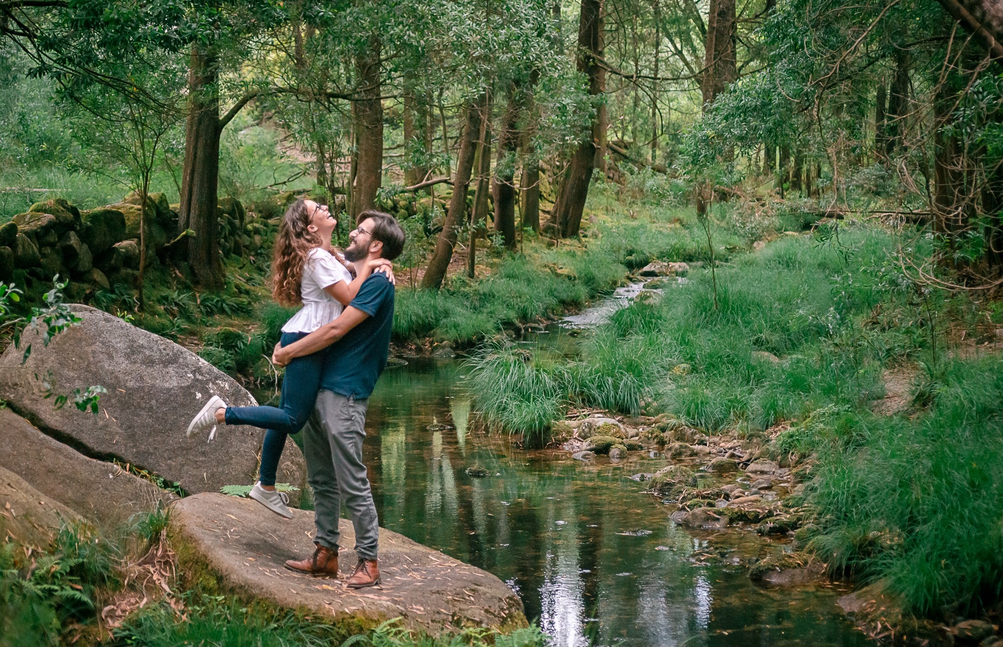 Filipe a pegar a Isabel ao colo a beira do lago