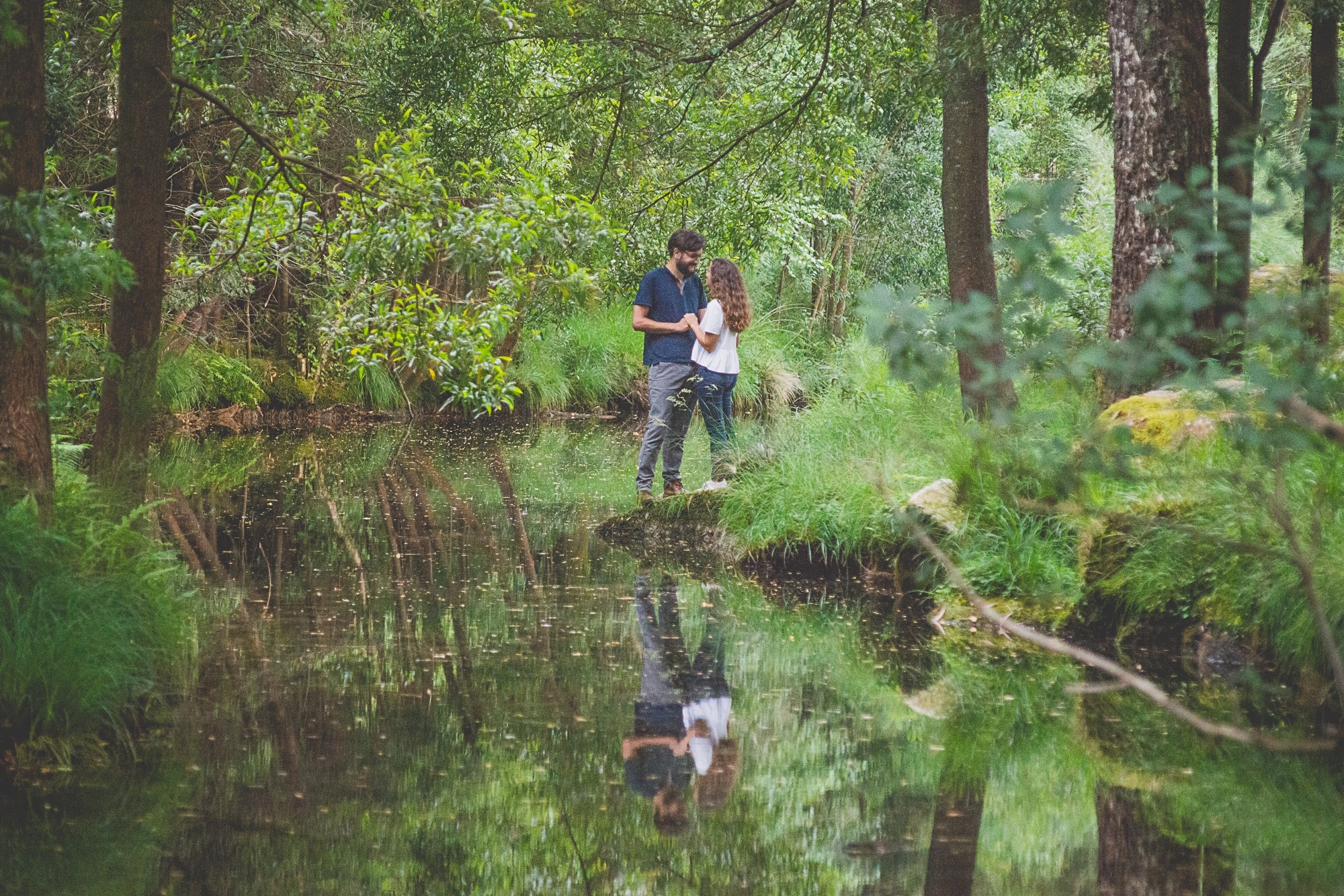 Casal a beira do lago a dar as mãos
