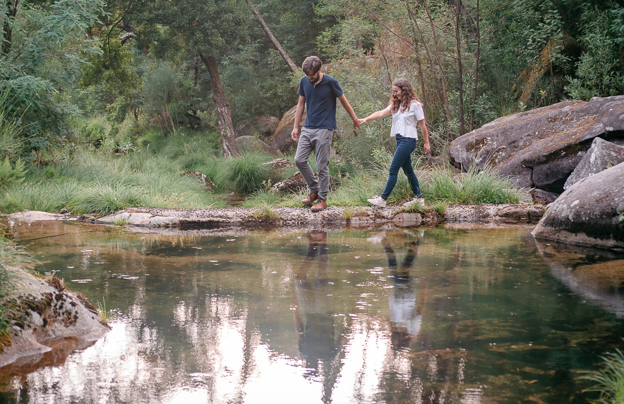 Casal a caminhar a beira do lago